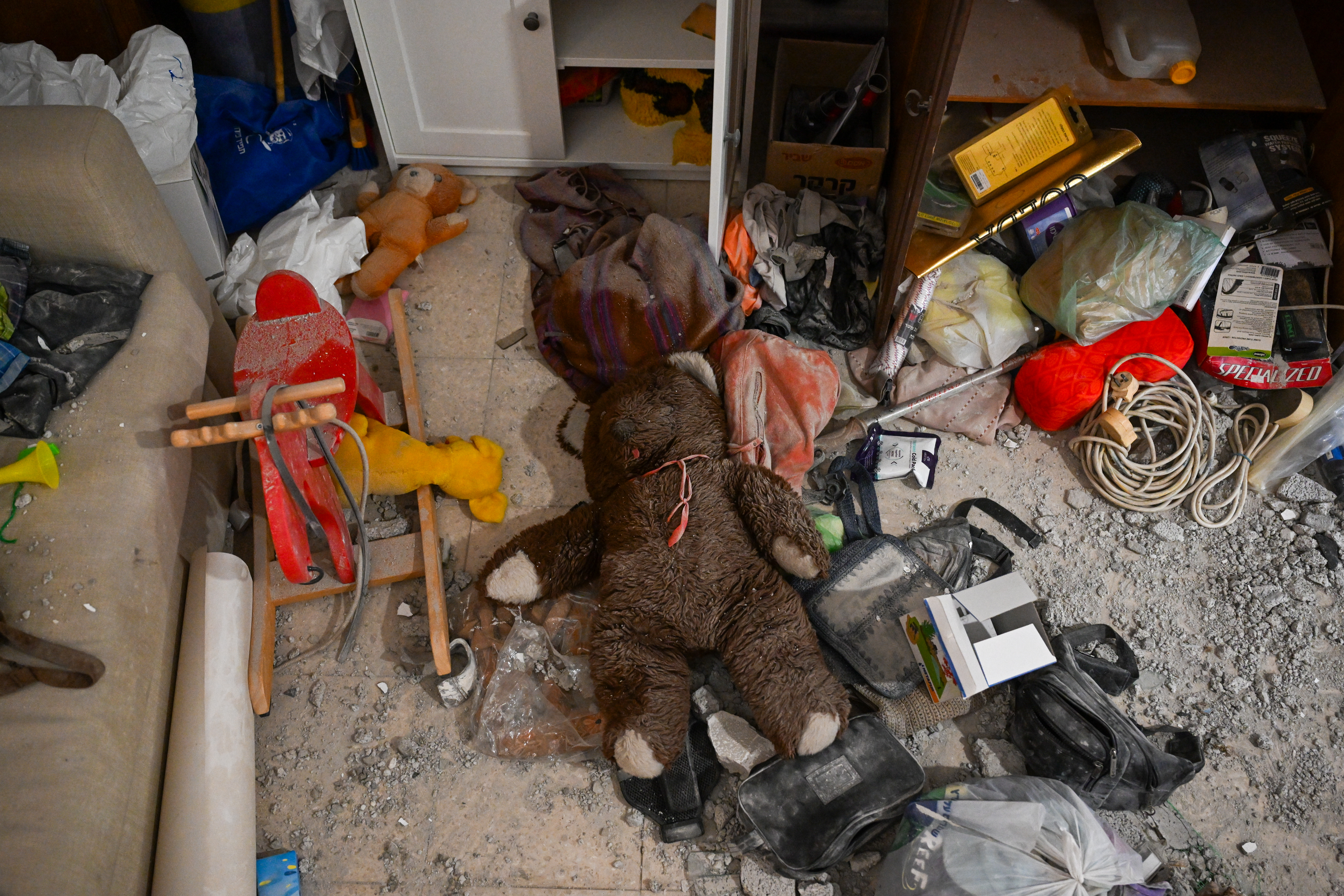 Ein Teddybär liegt auf dem Boden zwischen den Trümmern