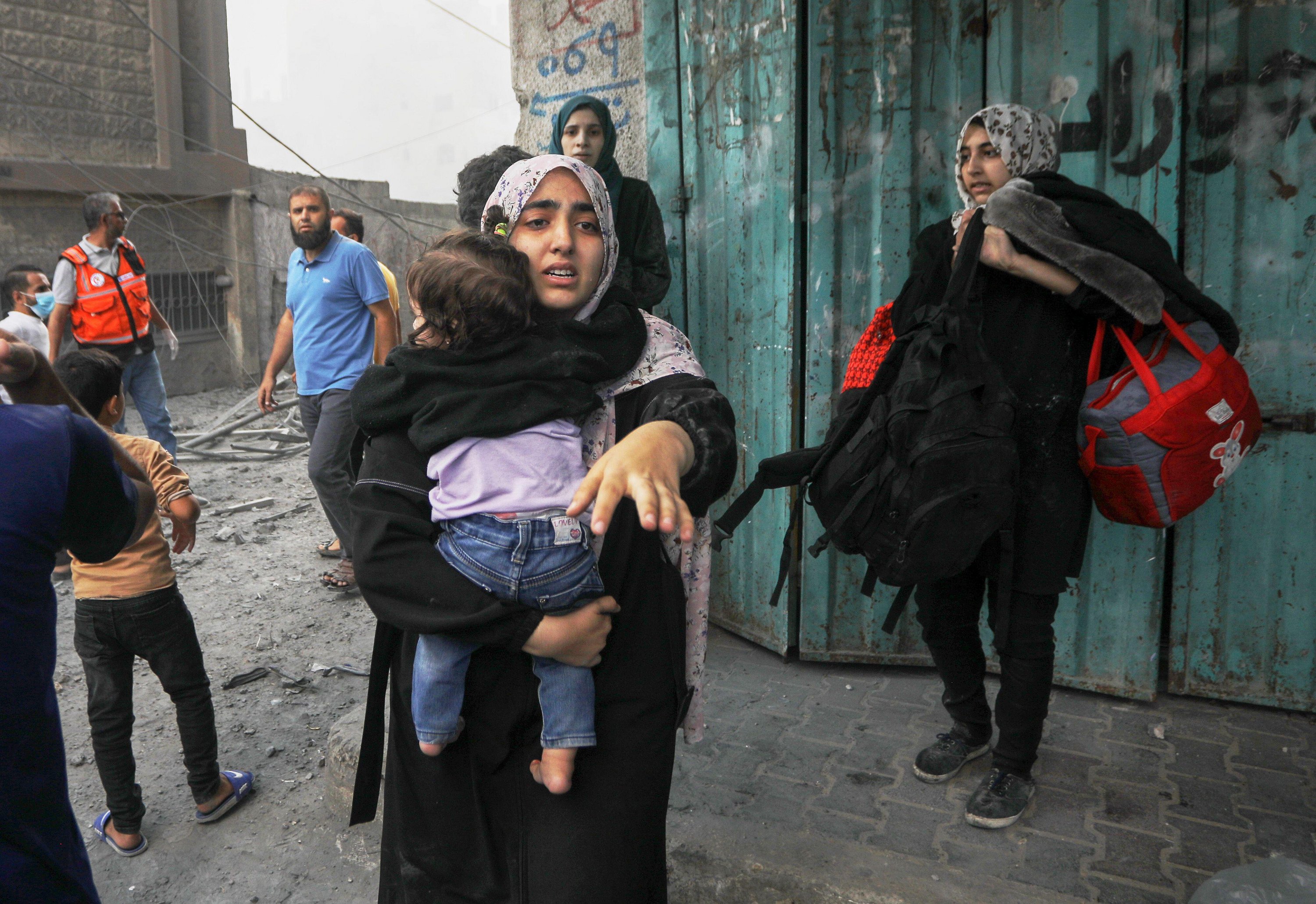 Palästinensische Frauen fliehen nach einem israelischen Angriff in Gaza