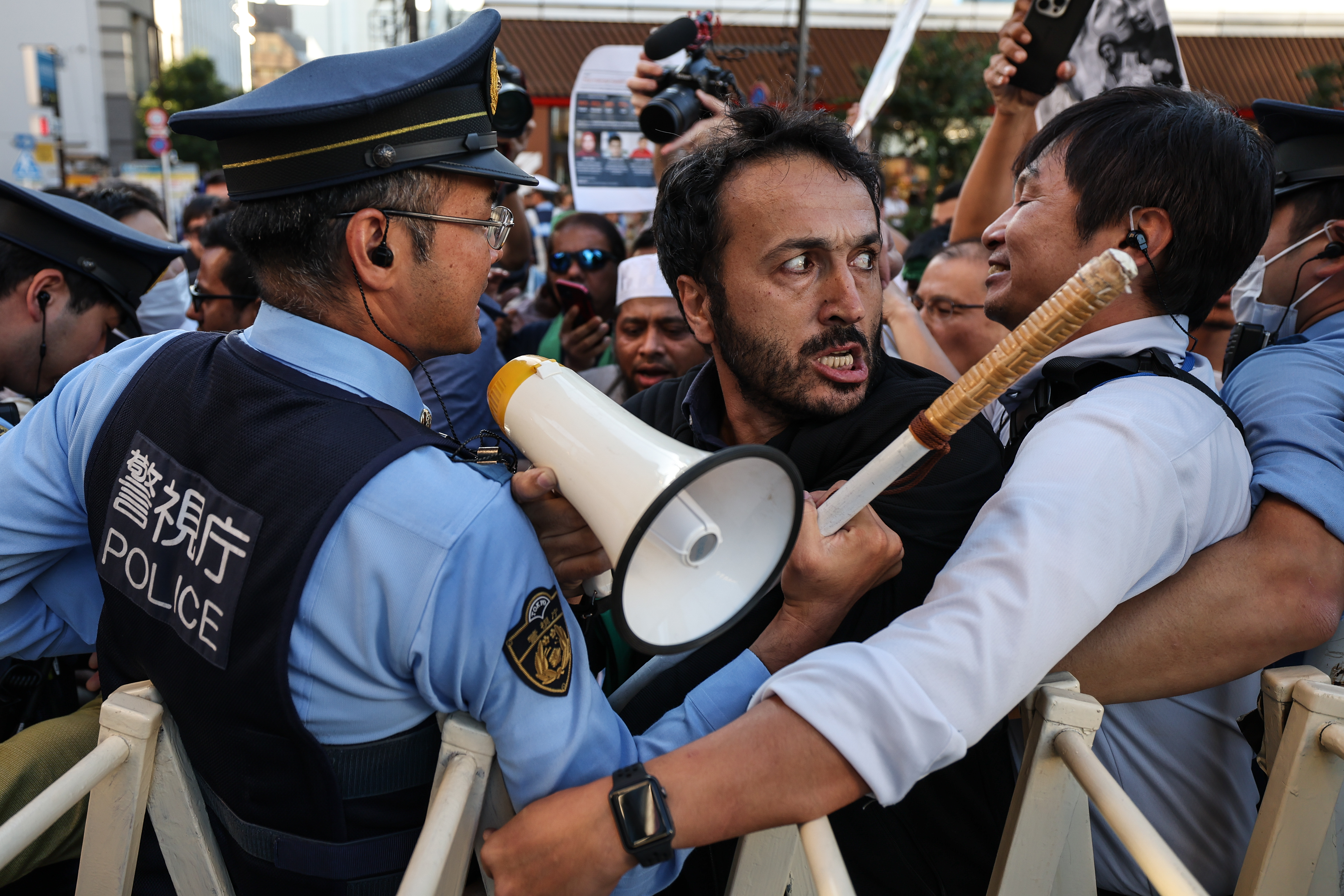Polizisten drängen einen Mann während einer Protestkundgebung in der Nähe der israelischen Botschaft in Japan zurück