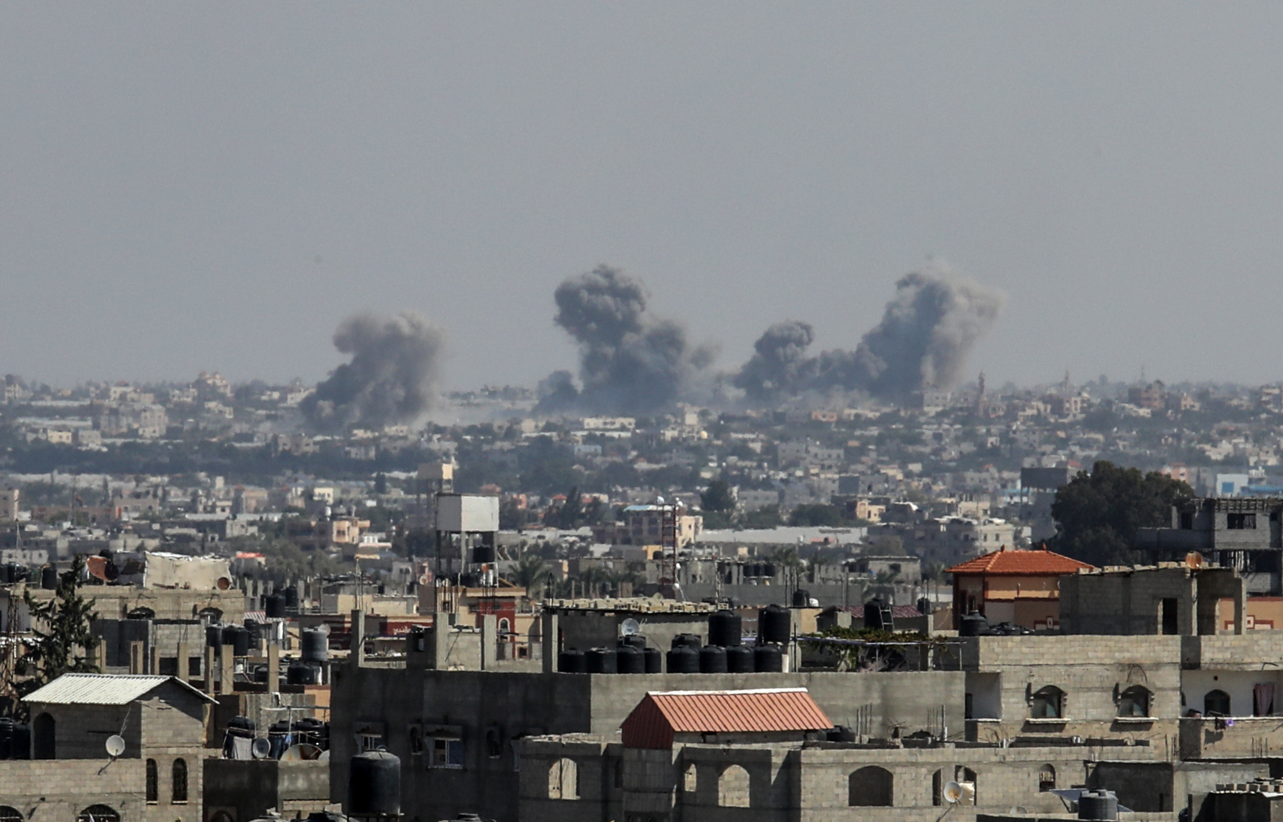 Rauch steigt über Rafah auf, während Israel weiterhin den Gazastreifen bombardiert