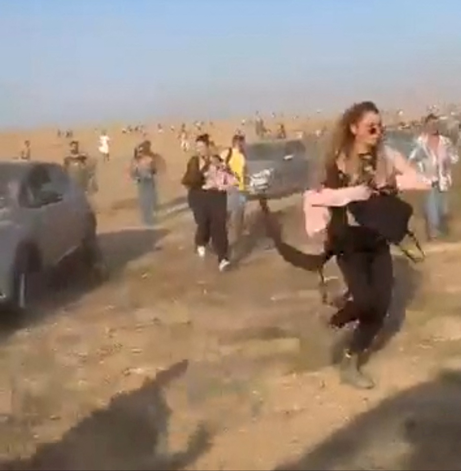 Festivalbesucher fliehen vor den schwer bewaffneten mörderischen Hamas-Terroristen