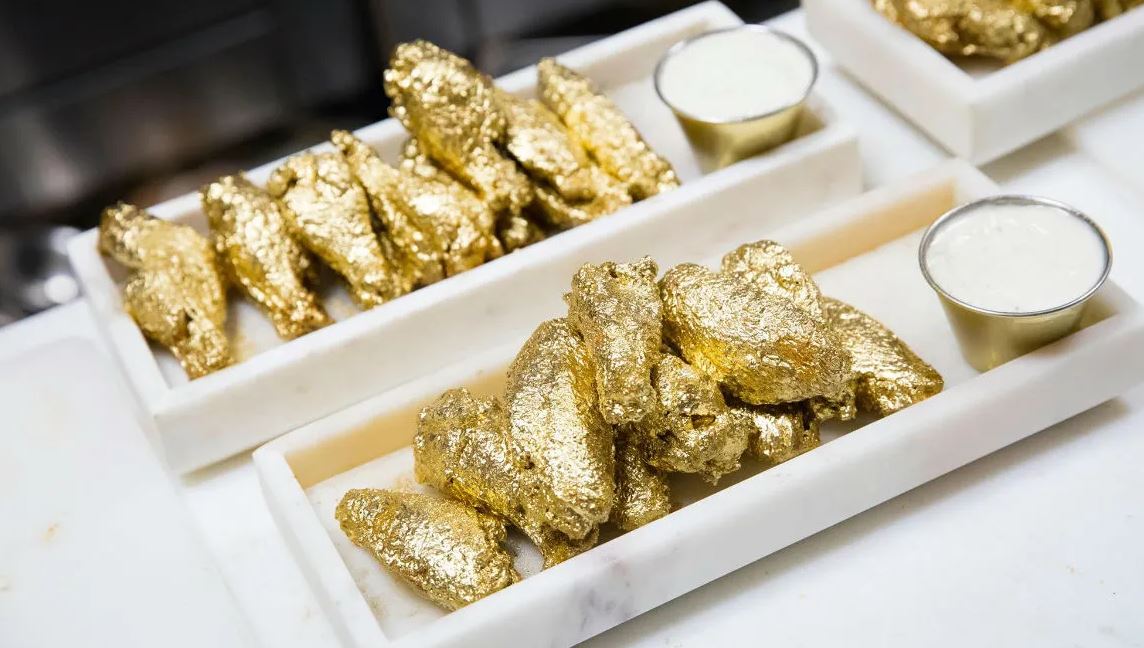 Das Ainsworth bot 2018 Hähnchenflügel aus 24-karätigem Gold an, die 24 Stunden lang mariniert und mit Goldstaub bedeckt waren