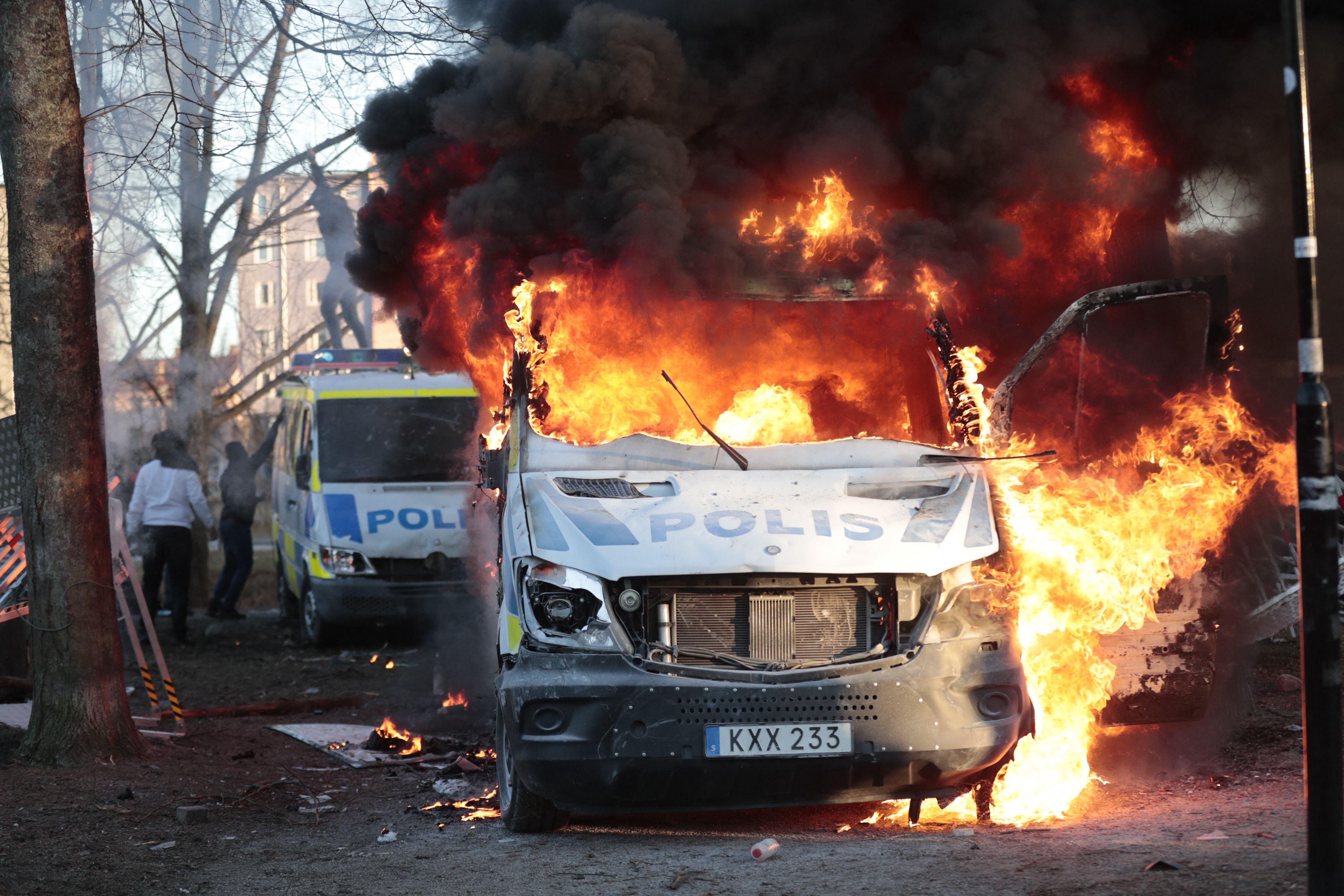 Der schwedische Ministerpräsident hat die Streitkräfte aufgefordert, bei der Eindämmung der Gewalt zu helfen, während Explosionen und Morde die Straßen füllen