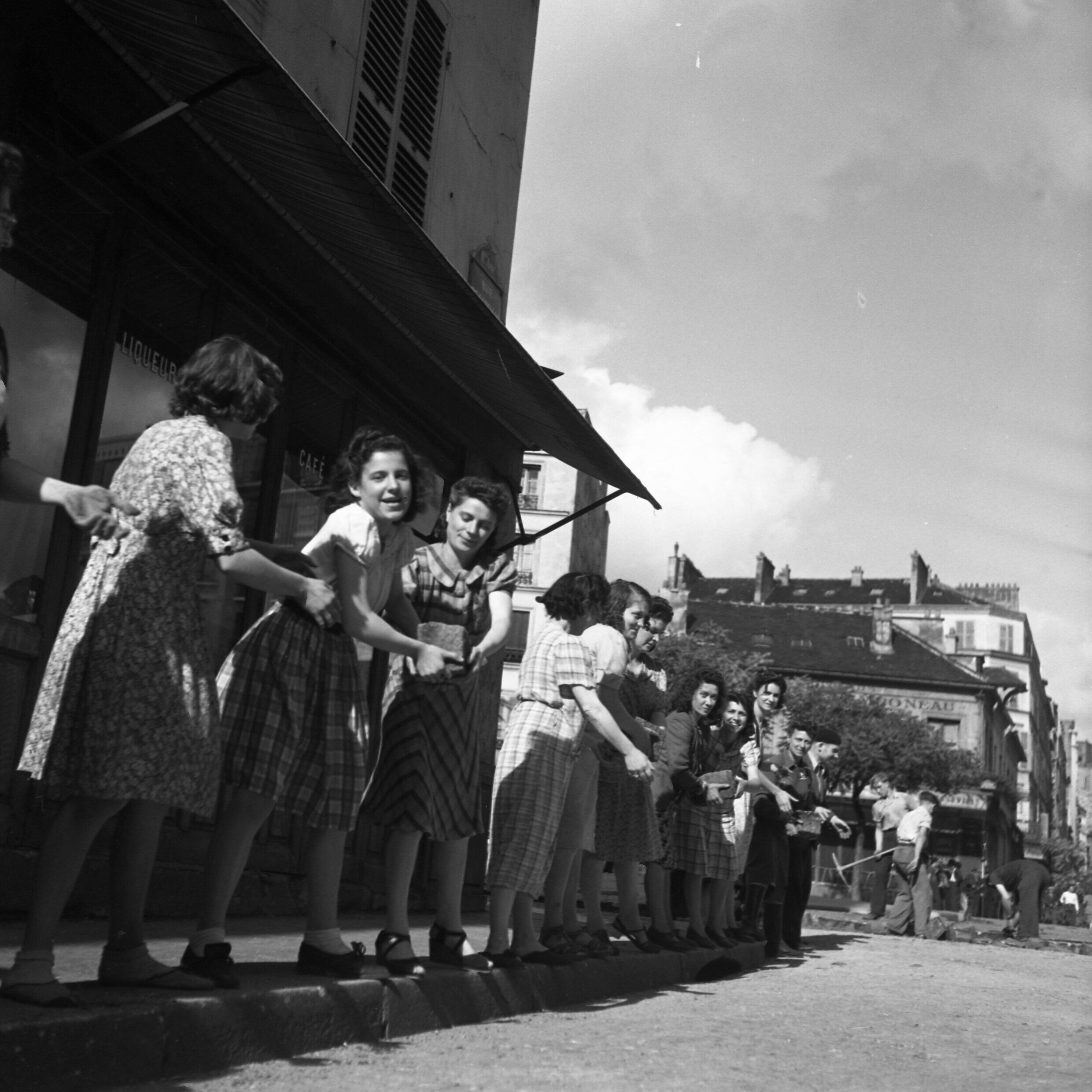 Frauen bauen im August 1944 während des Pariser Aufstands in Ménilmontant eine Barrikade |  AAMRN-Sammlung, Museum des nationalen Widerstands in Champigny-sur-Marne.
