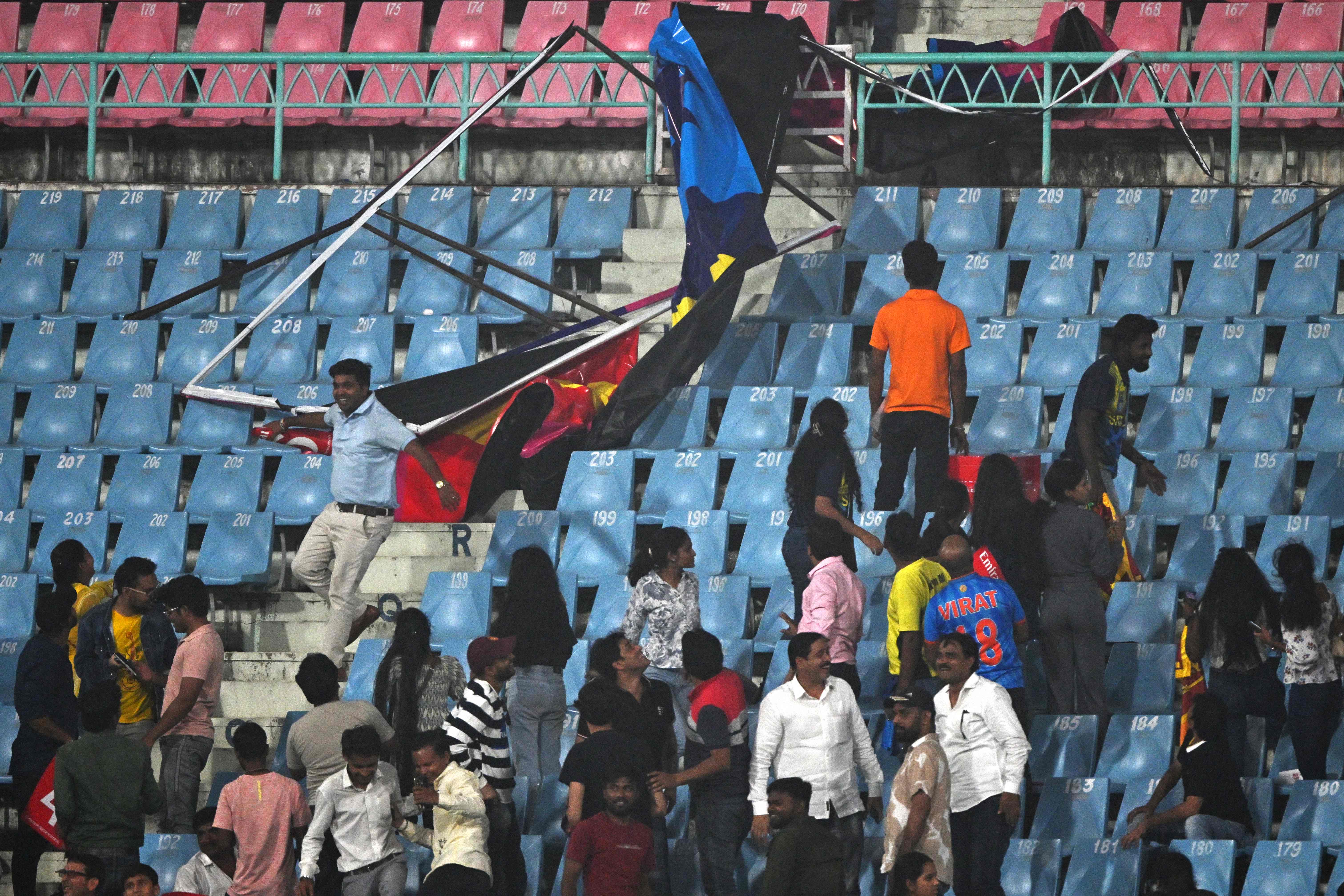 Bei plötzlichen Regenfällen stürzten Gerüste im Ekana-Stadion in Indien ein
