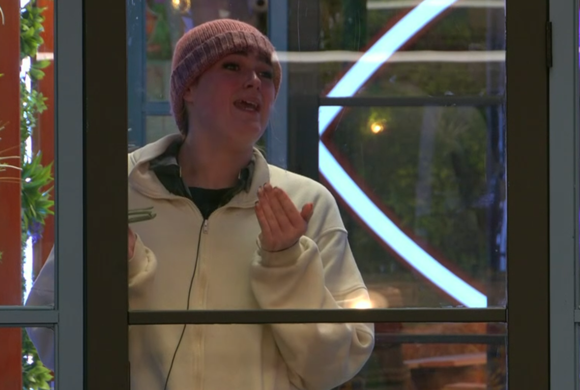 Hallie wurde während der Episode von irgendeinem Big Brother als „böse“ gebrandmarkt