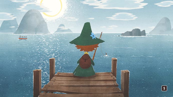 Ein Splashscreen-Bild (kein Wortspiel beabsichtigt) aus Snufkin: Melody of Moominvalley, in dem Snufkin am Ende eines Stegs sitzt, auf einen flachen See blickt, der im Sonnenlicht glitzert, und anfängt zu angeln.