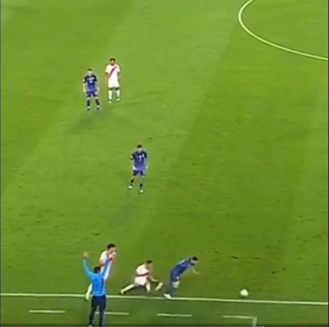Messi ließ einen peruanischen Spieler auf dem Boden liegen