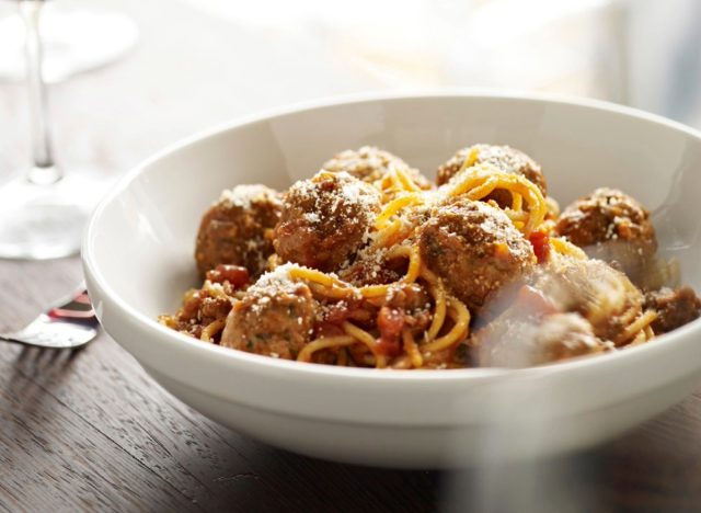 Romanos Makkaroni-Grill, Mamas Ricotta-Fleischbällchen und Spaghetti