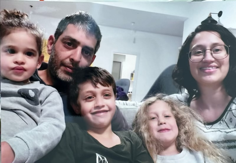 Roi mit seiner Familie: vermisst Avigail, 3, Roi, Michael, 9, Amalia, 6 und Mutter Smadar