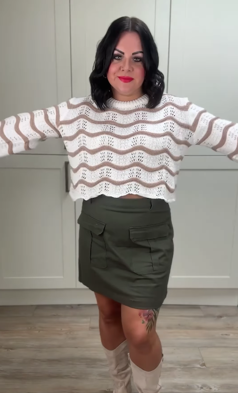 Claire kombinierte einen Minirock mit einem kurzen Pullover