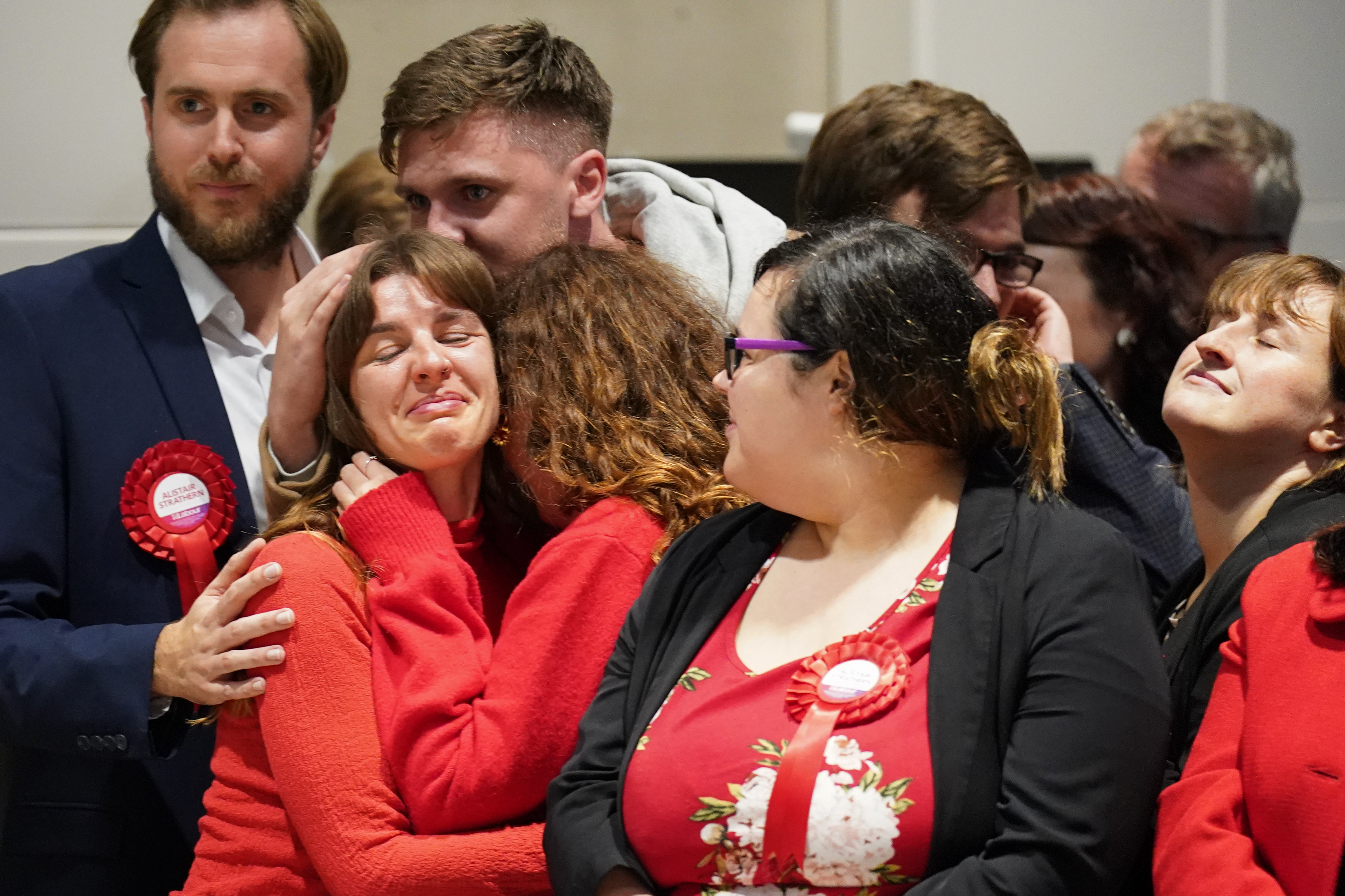 Er wurde von emotionalen Labour-Anhängern angefeuert, darunter auch seine Partnerin Megan Corton-Scott (links).
