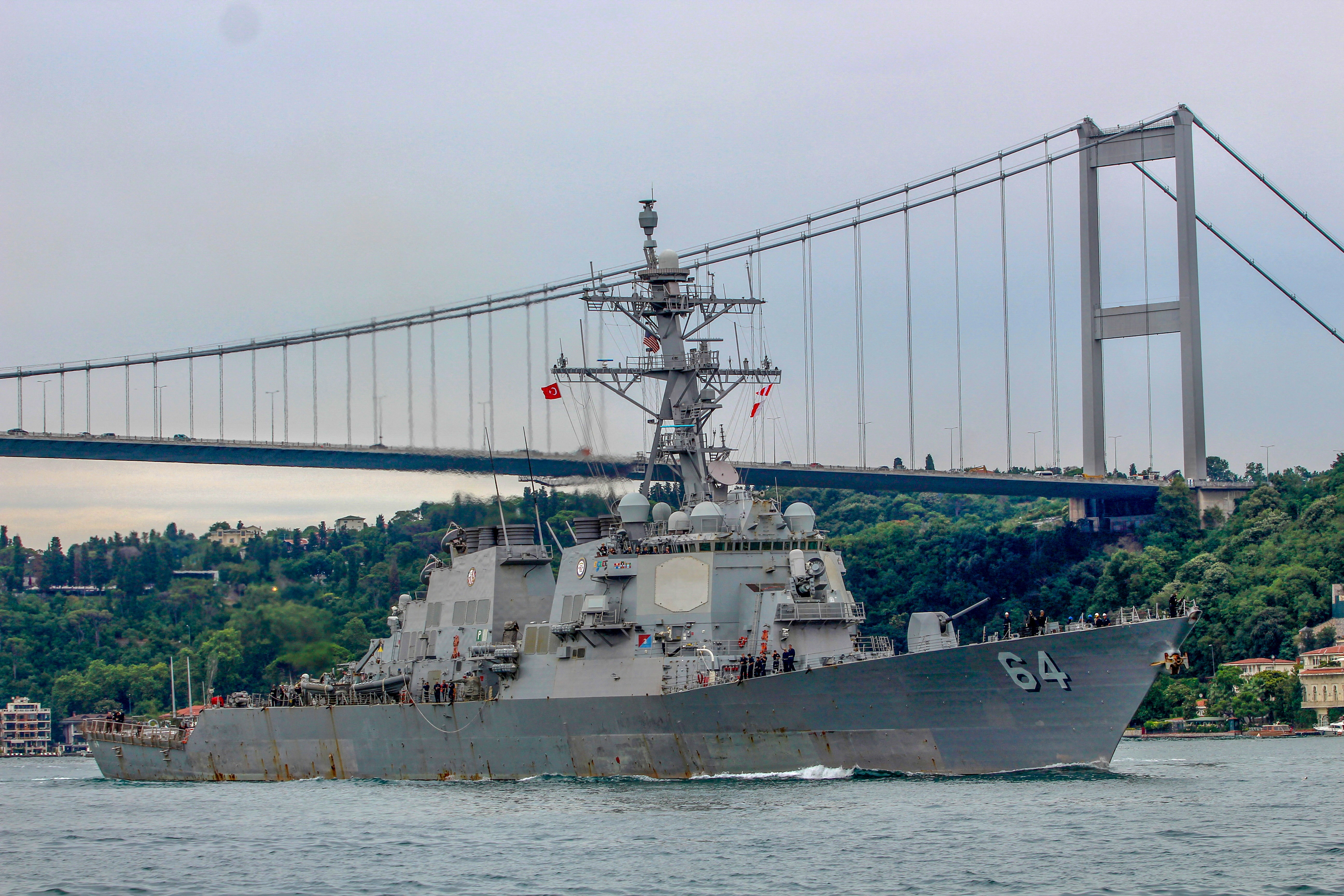 Der Zerstörer der US-Marine, USS Carney, hat im Roten Meer Drohnen und Raketen abgefangen