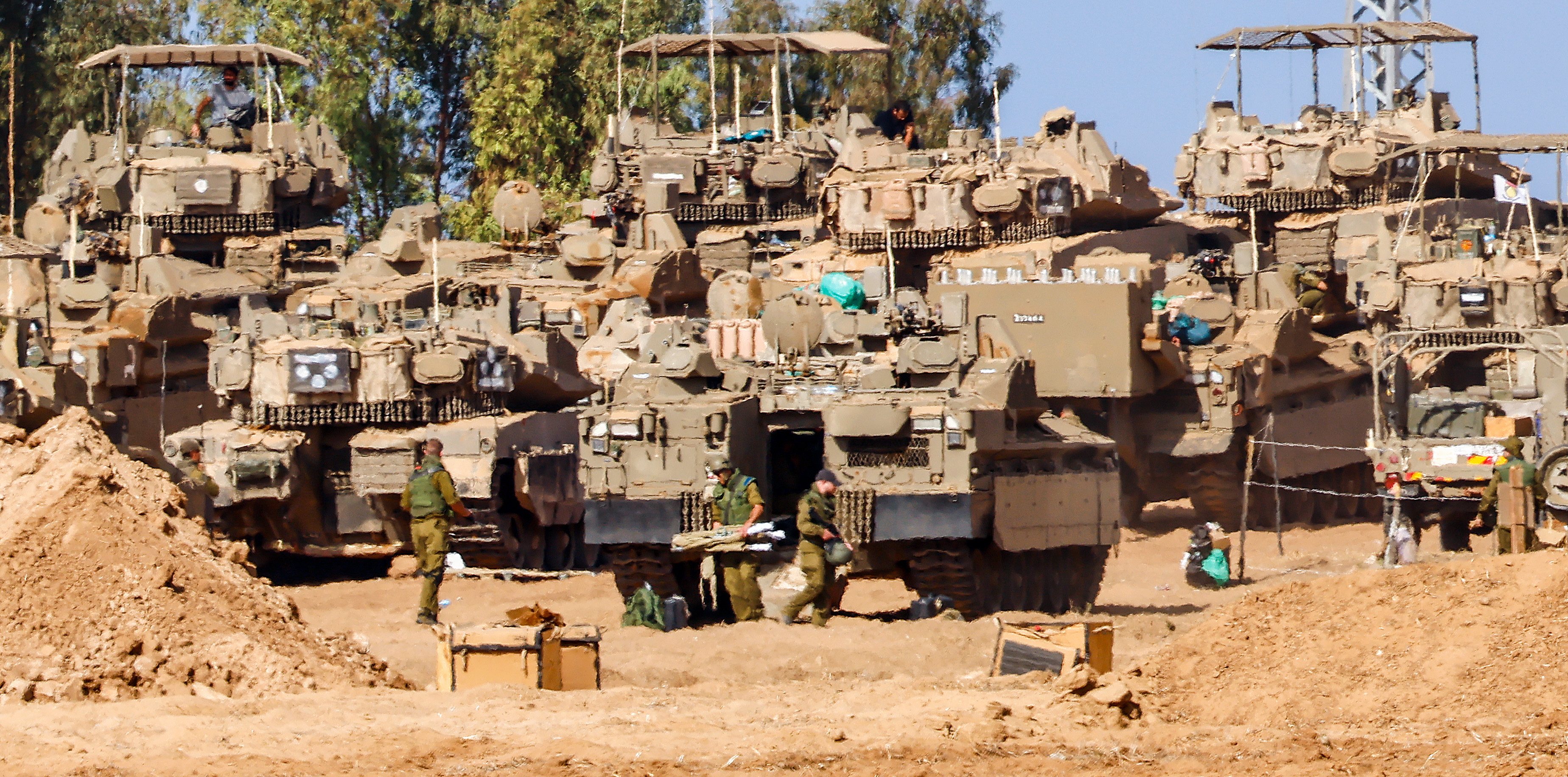 Israel hat im Vorfeld einer Invasion Panzer und Soldaten nahe der Grenze zum Gazastreifen stationiert