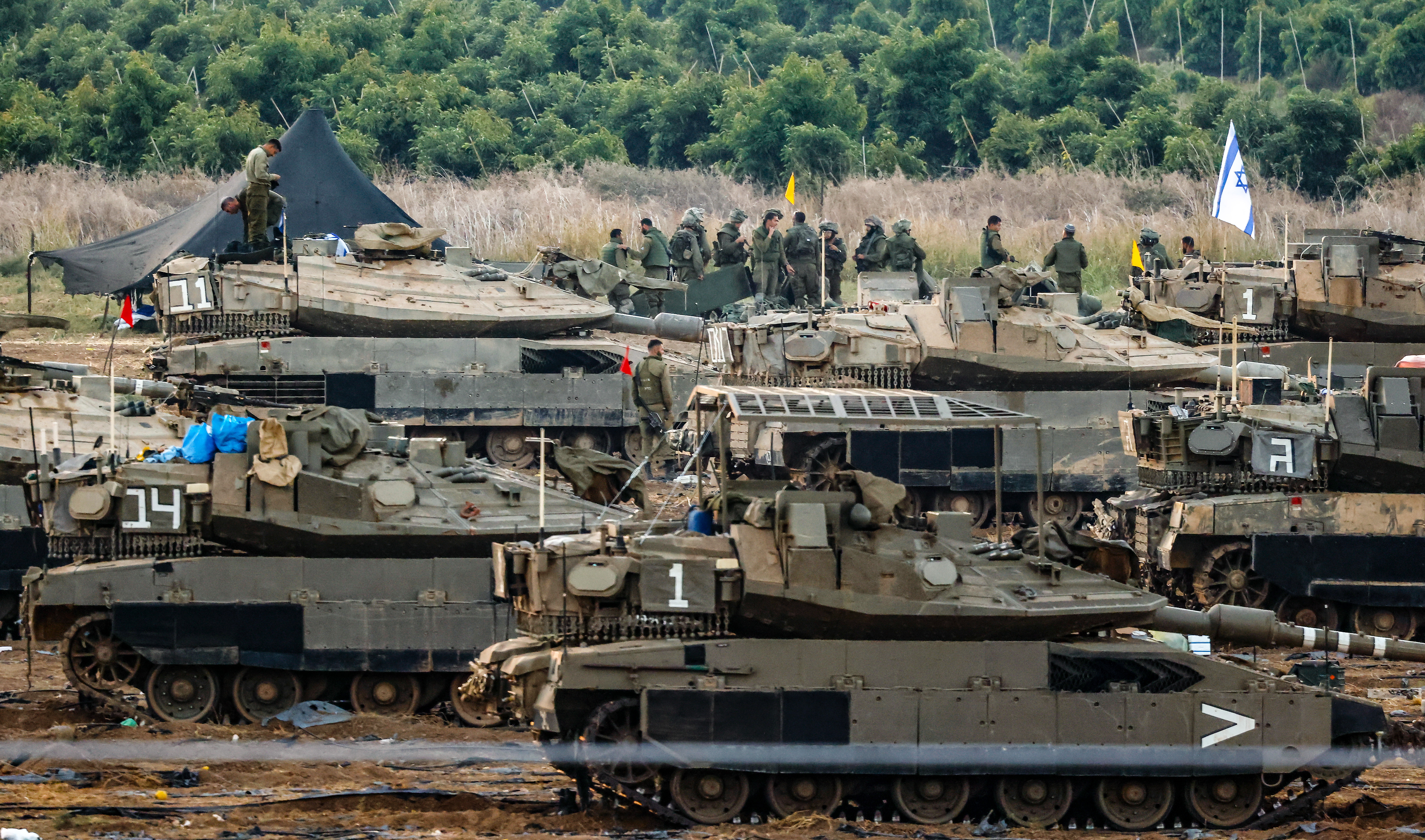 Soldaten bereiten sich auf eine Bodeninvasion vor, nachdem Israels Verteidigungschef dies versprochen hatte "Bald werde ich es von innen sehen"