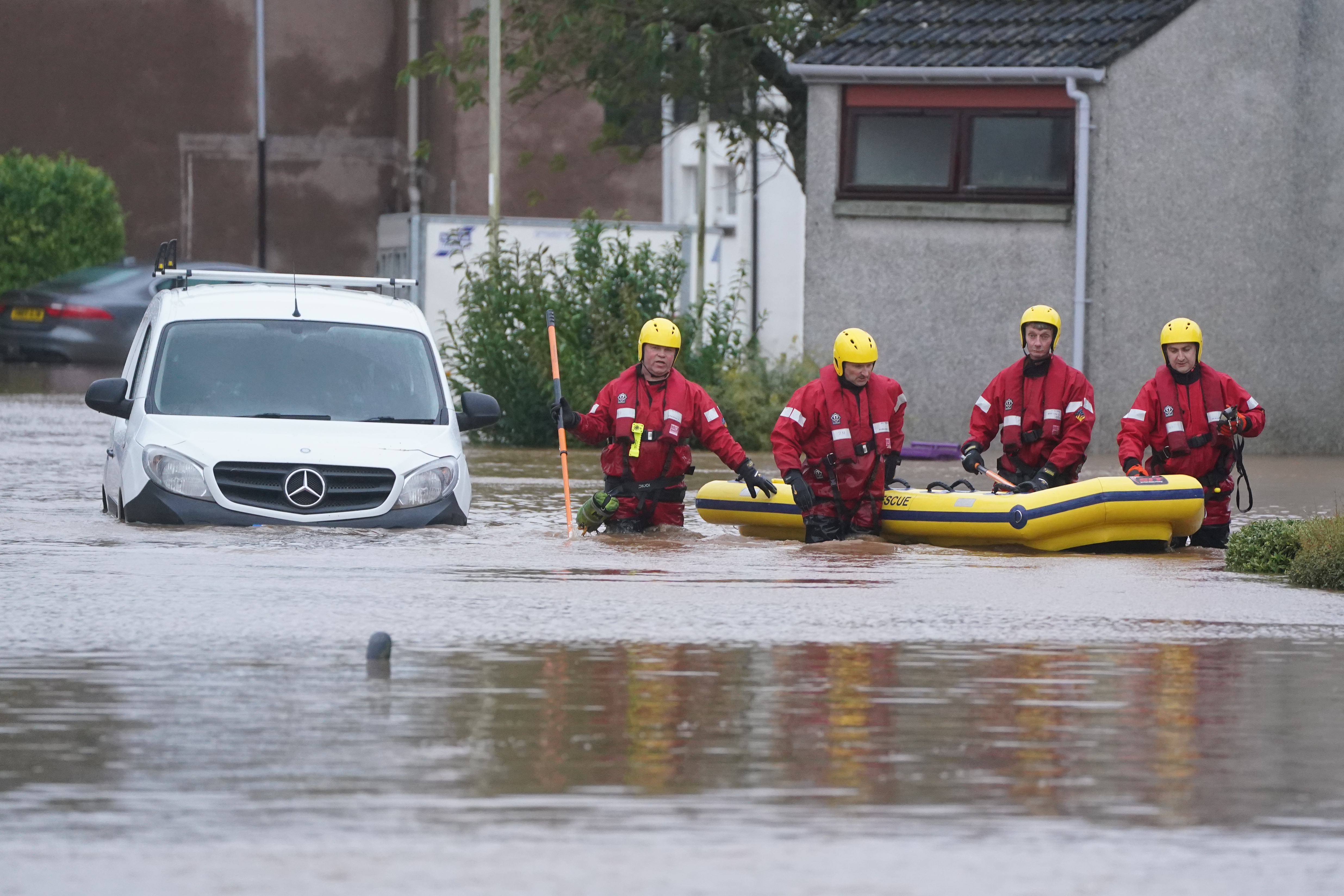 Autos blieben liegen, da die Überschwemmung in Teilen Schottlands für Chaos sorgte