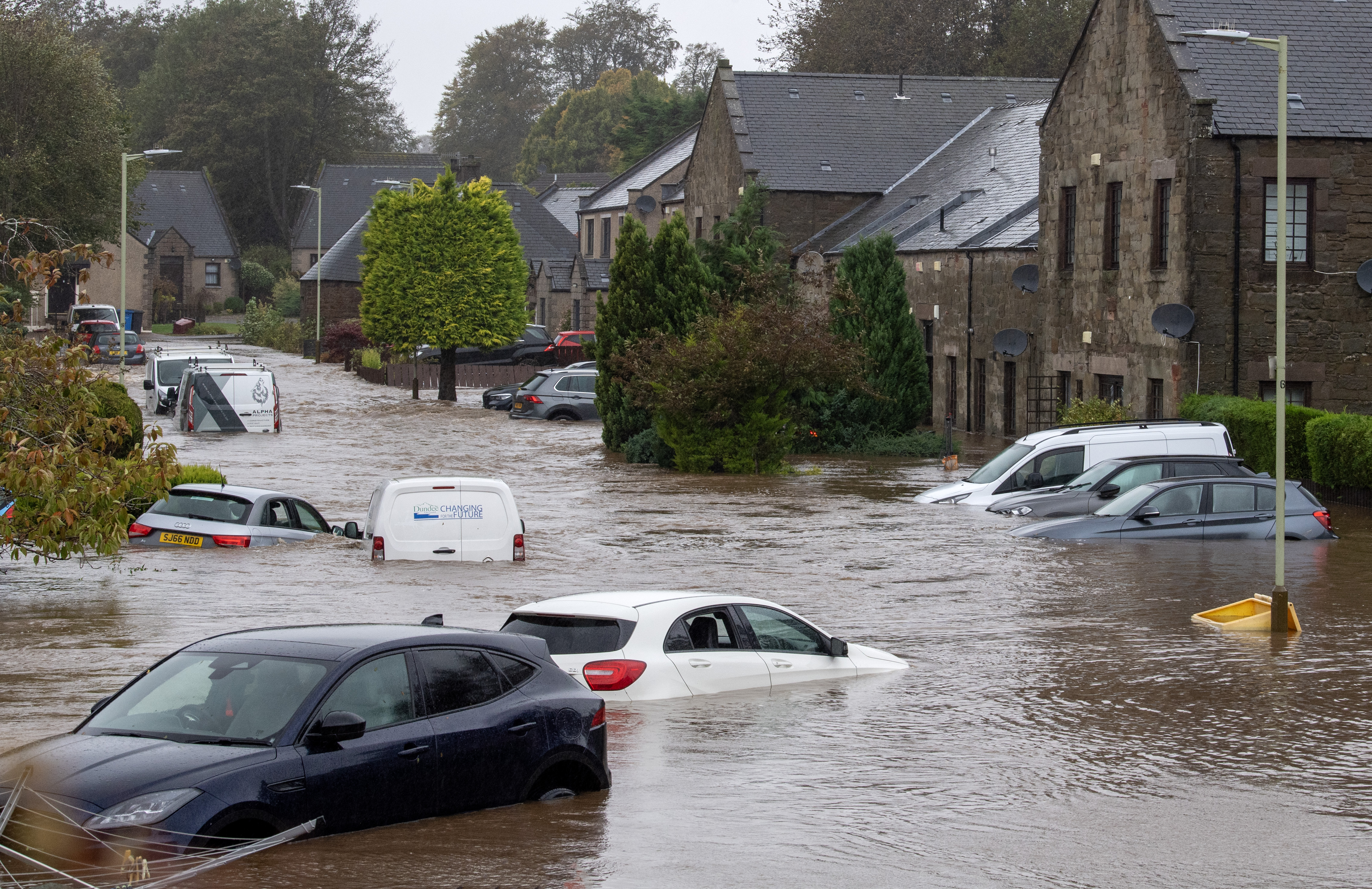 Hochwasser umgibt Autos und Häuser entlang des Heron Rise in Dundee