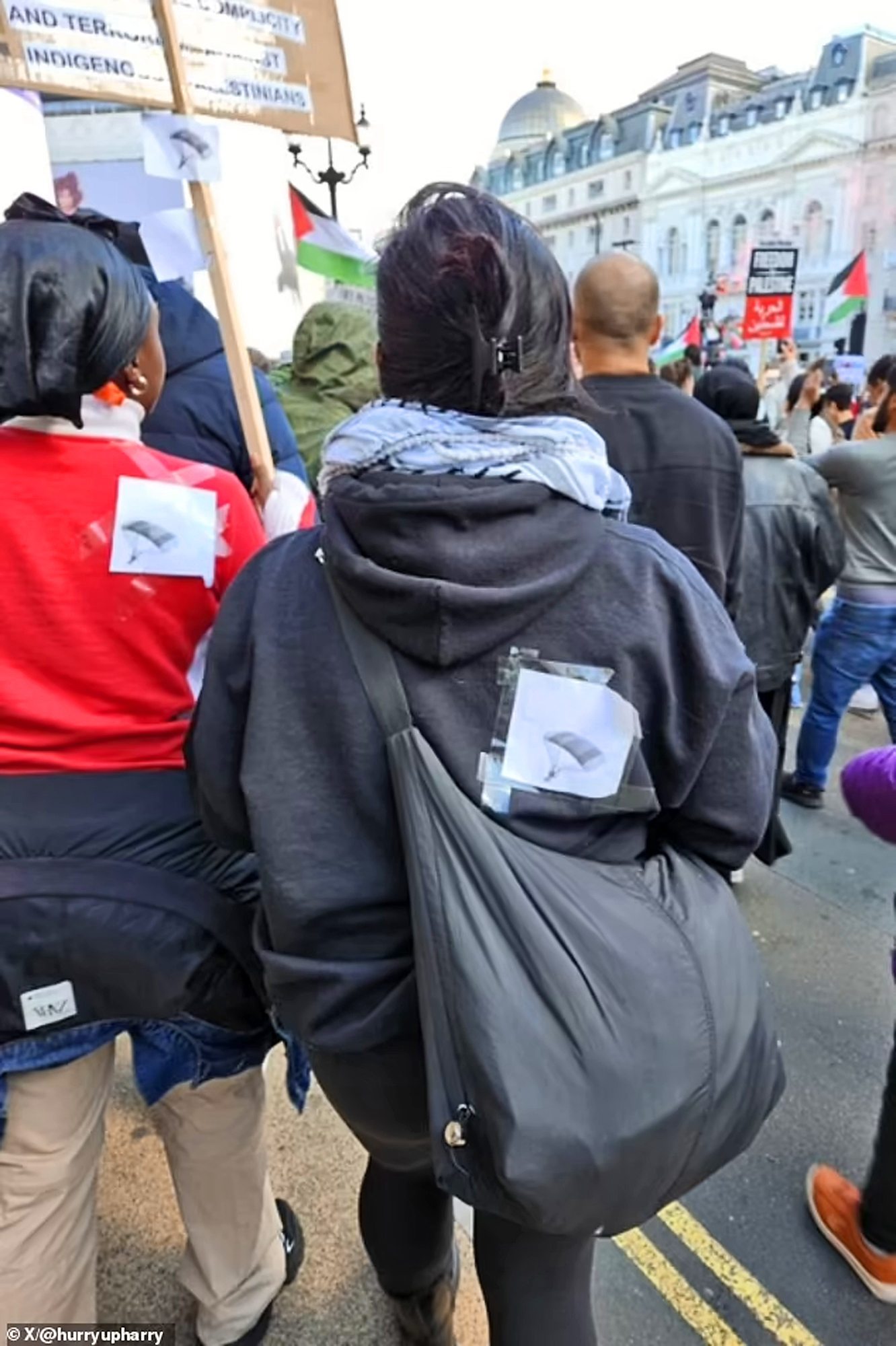 Pro-Palästina-Demonstranten mit Hamas-Gleitschirmen auf den Straßen Londons
