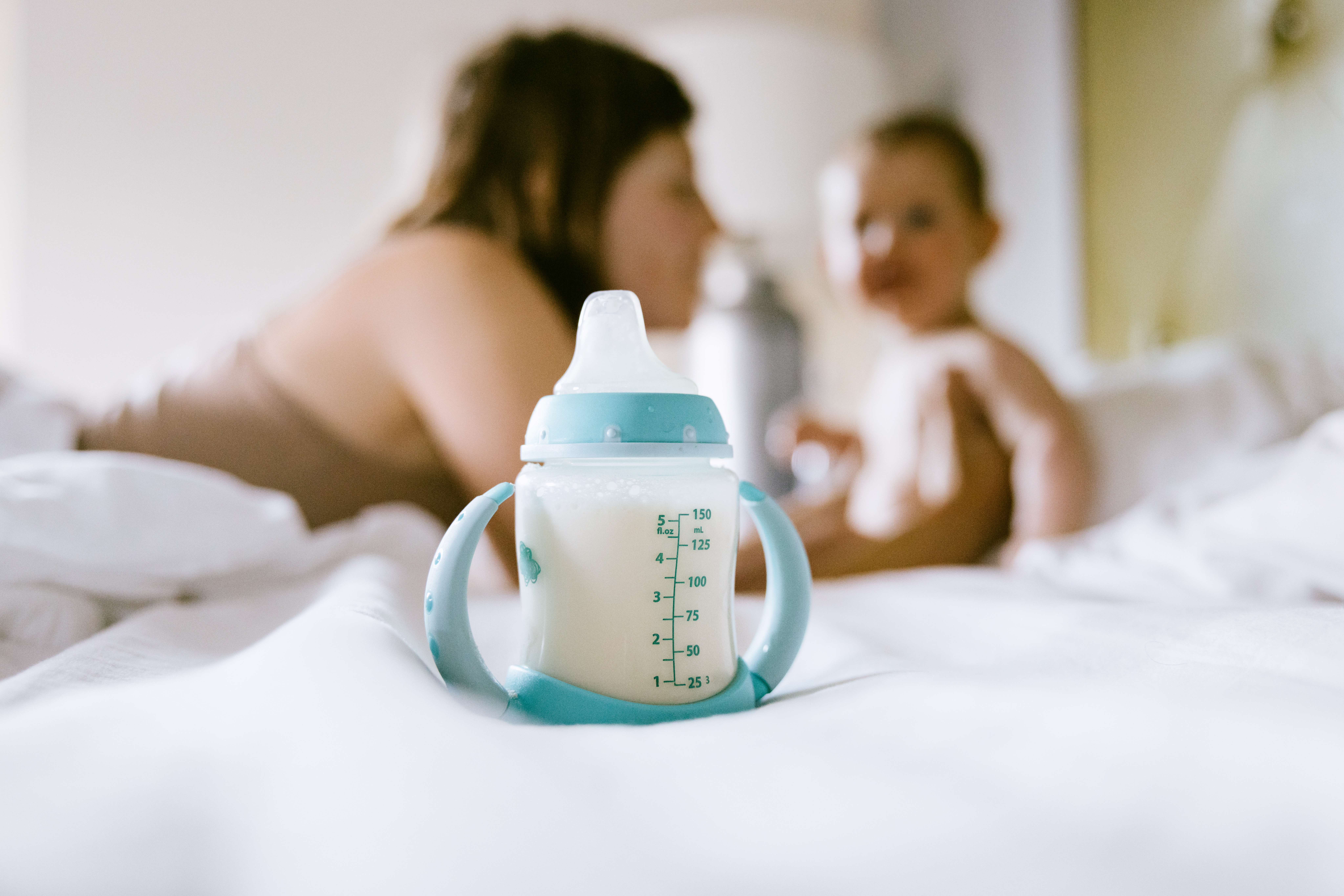 Sparen Sie Geld, indem Sie die Marke der Babynahrung wechseln, denn alle im Vereinigten Königreich verkaufte Milch muss den gleichen Nährwertstandards entsprechen