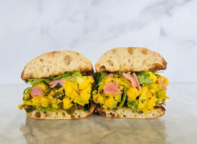 Curry-Blumenkohlsalat-Sandwich bei Homegrown