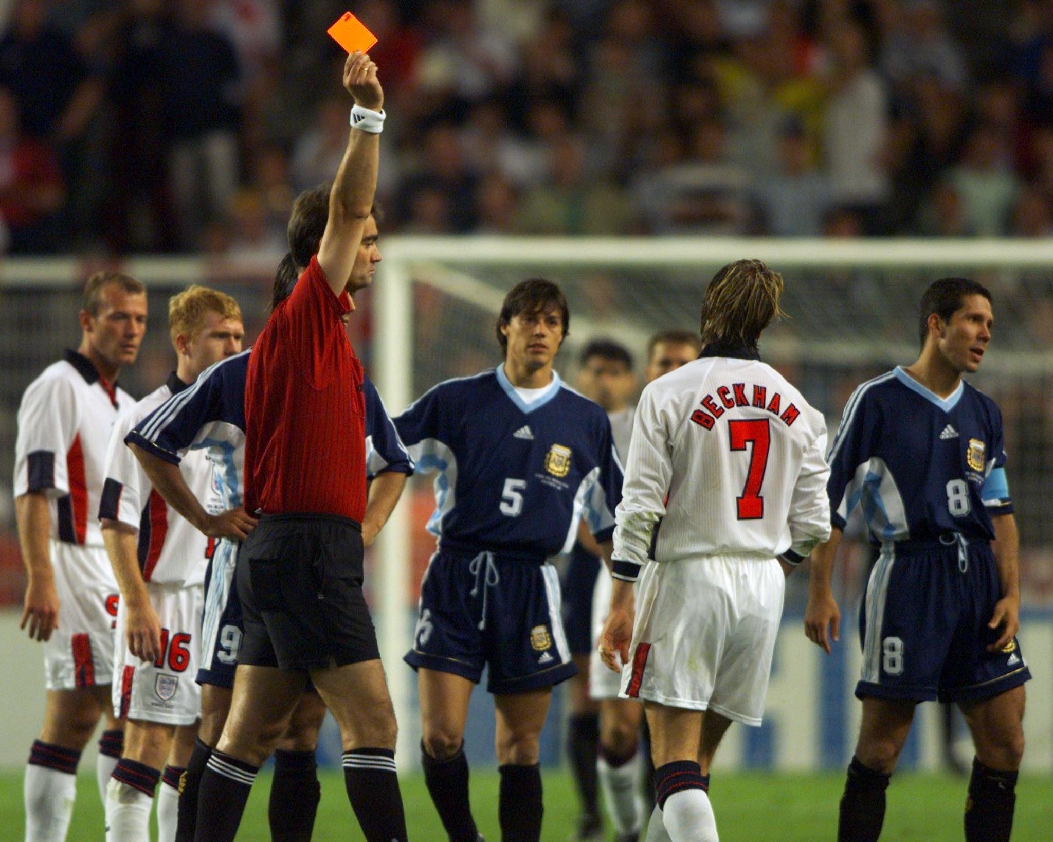 David Beckham wurde während des berüchtigten Aufeinandertreffens zwischen England und Argentinien vom Platz gestellt, weil er Diego Simeone rausgeschmissen hatte
