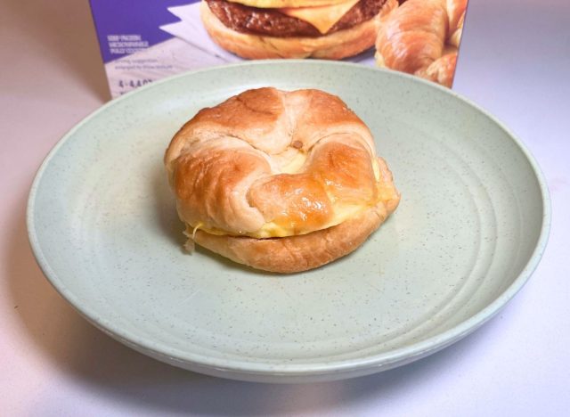 Großartiges Croissant-Sandwich mit Wurst, Ei und Käse