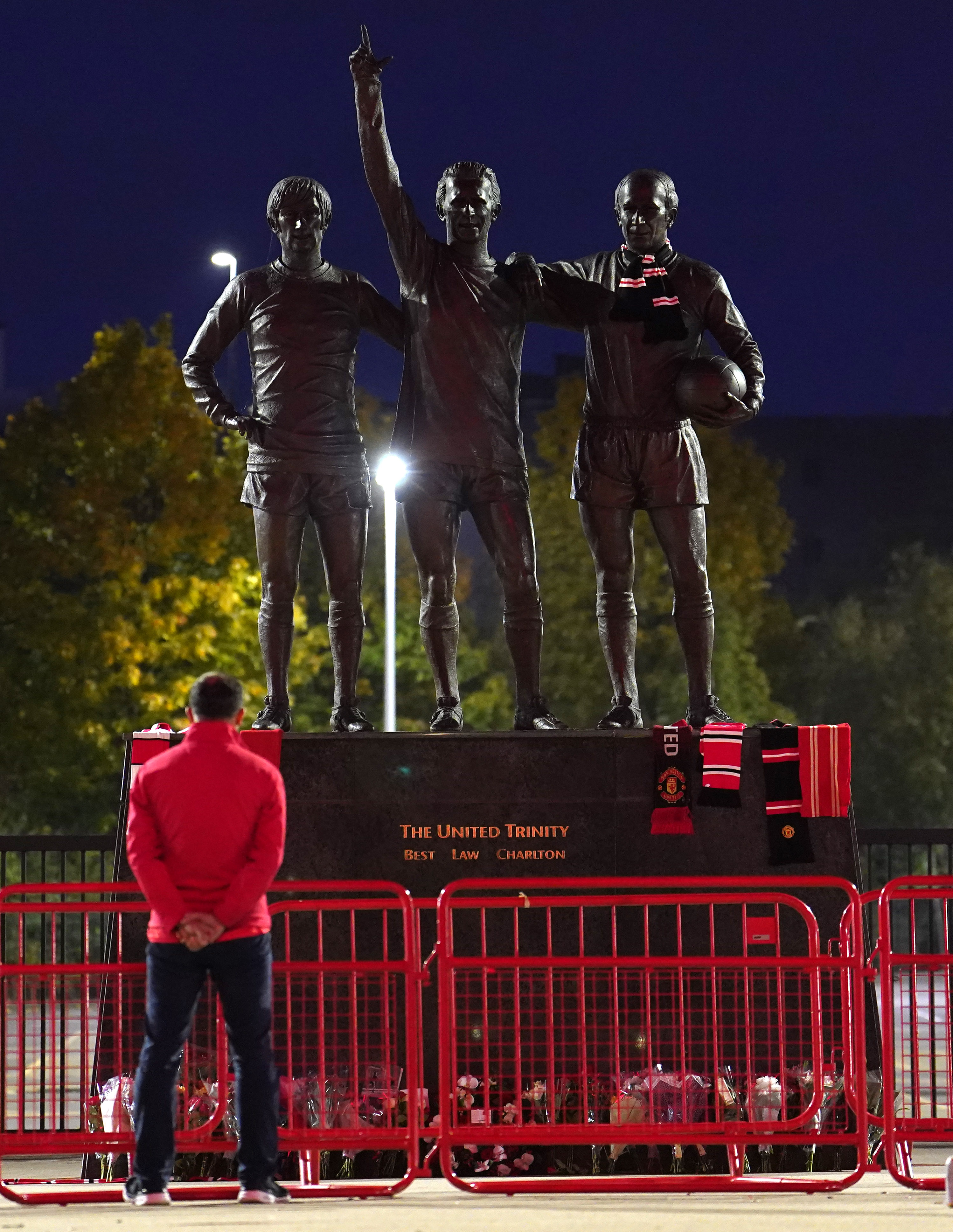 Die Fans von Man Utd würdigten Sir Bobby den ganzen Tag im Old Trafford
