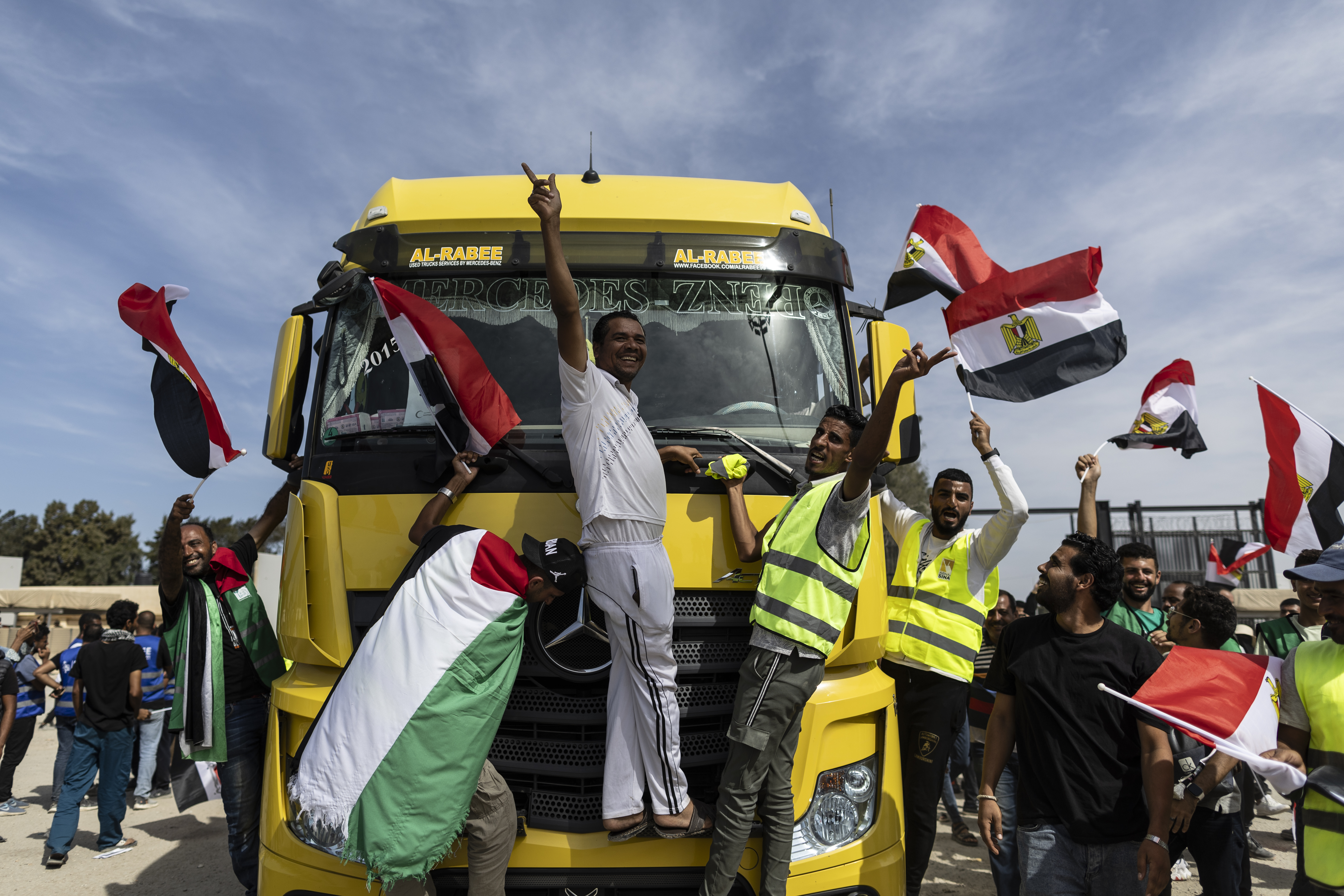 Freiwillige feiern, nachdem sie Hilfsgüter für Palästina abgeladen haben