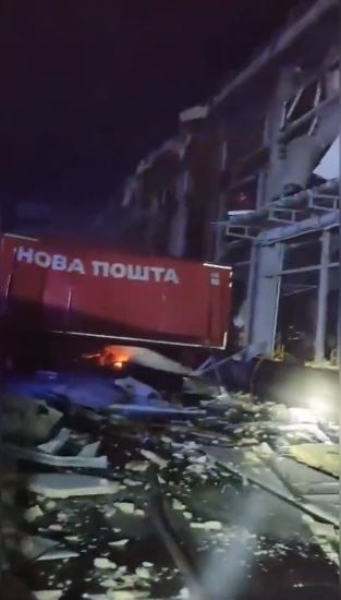 Ein Container mit dem Logo des ukrainischen Postbetreibers Nova Poshta in den Trümmern