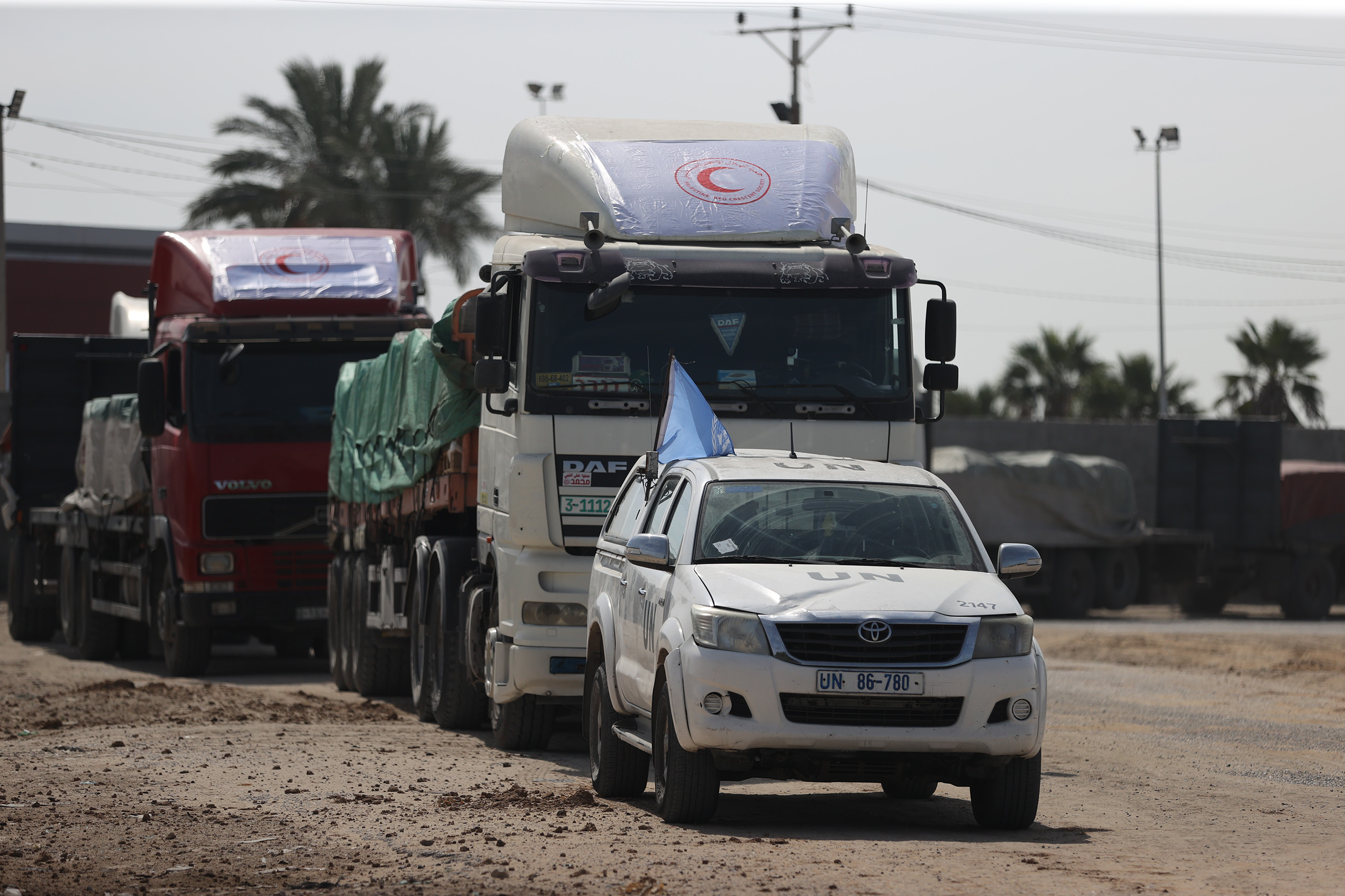 Am Samstagmorgen rollten Hilfslastwagen von der Südgrenze zu Ägypten in die umkämpfte Enklave, um mit den Hilfsmaßnahmen zu beginnen