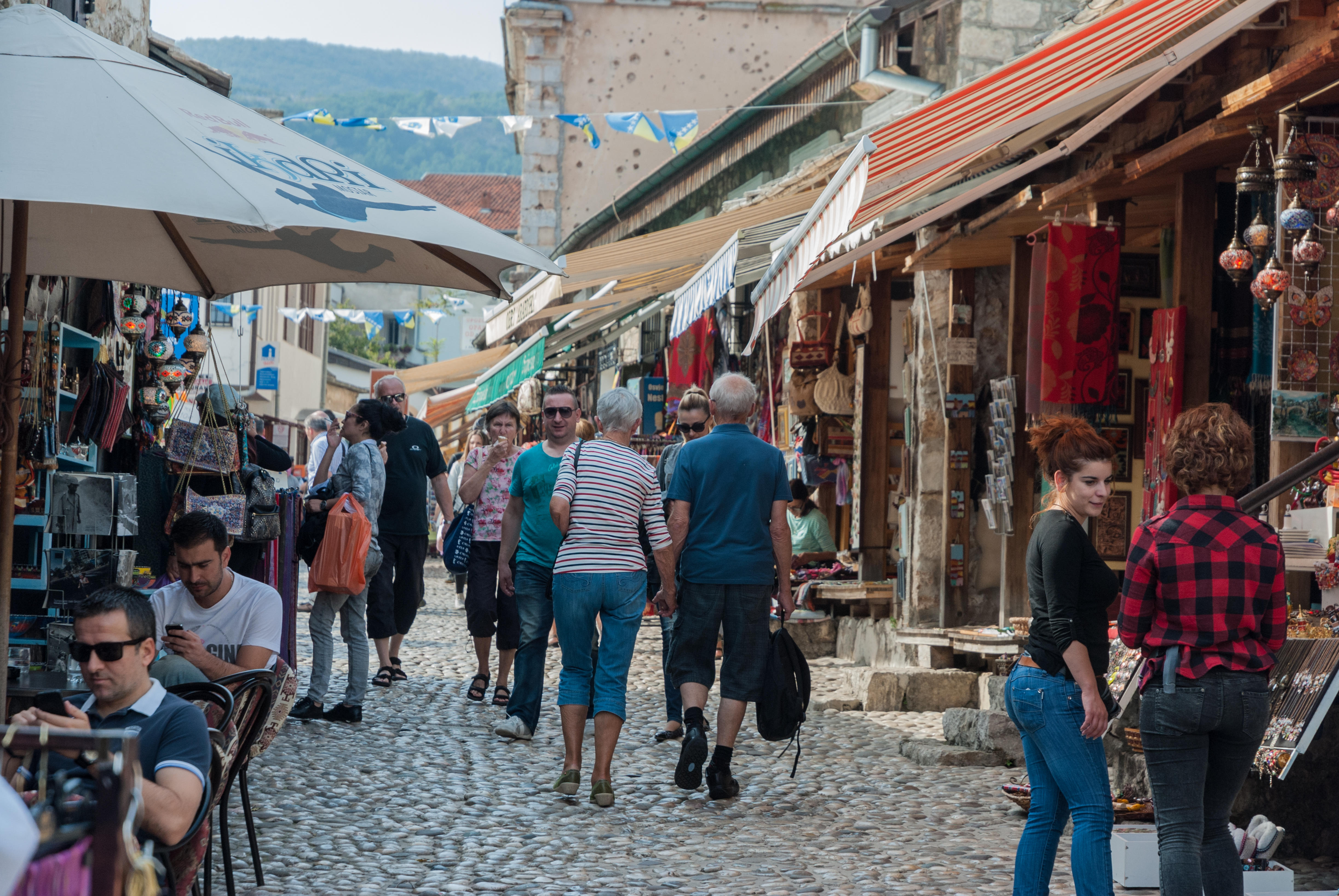 Der Basar von Sarajevo ist voller Geschäfte und Streetfood, das Touristen entdecken können