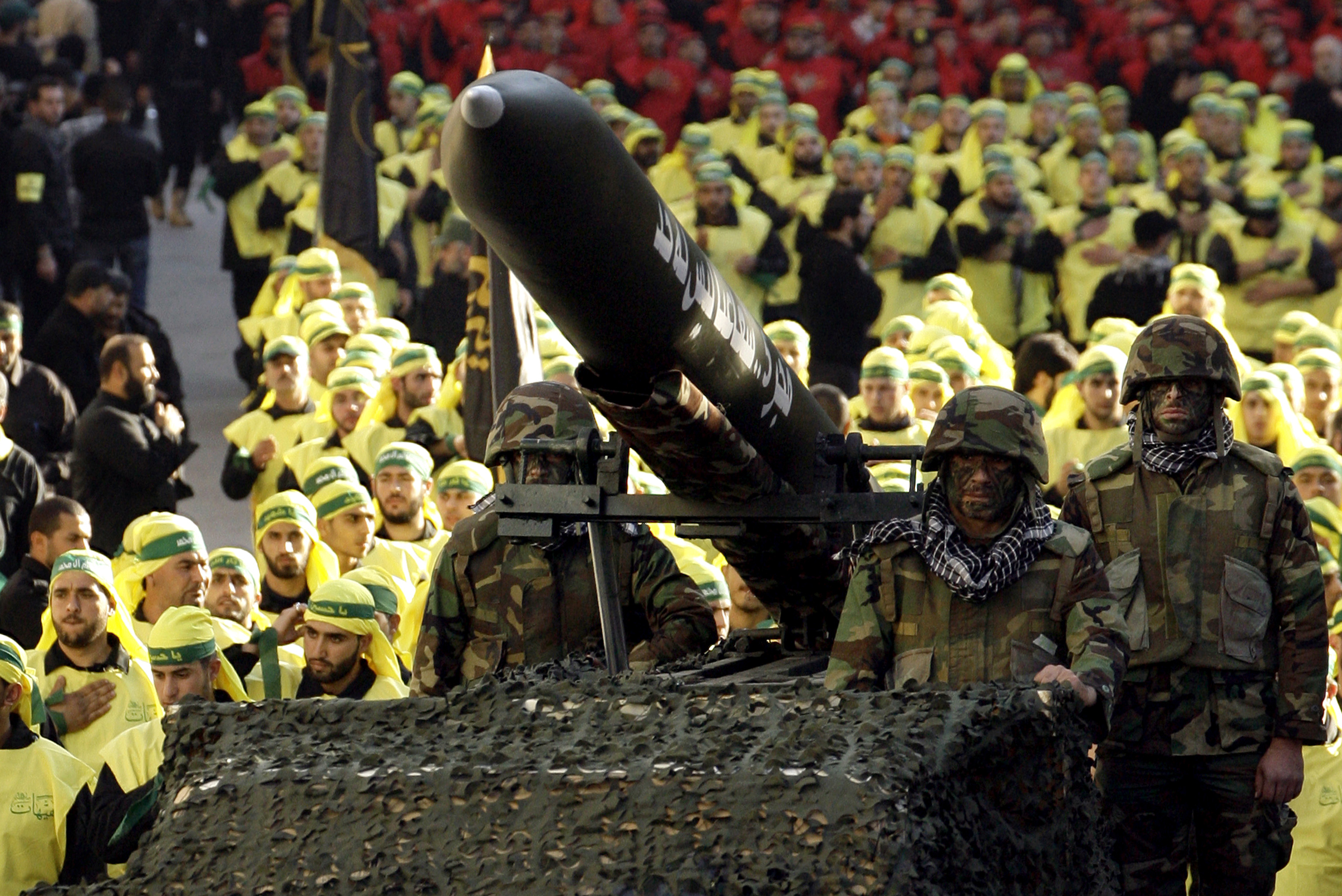Hisbollah-Kämpfer fahren in einem Fahrzeug mit einer Fajr-5-Rakete
