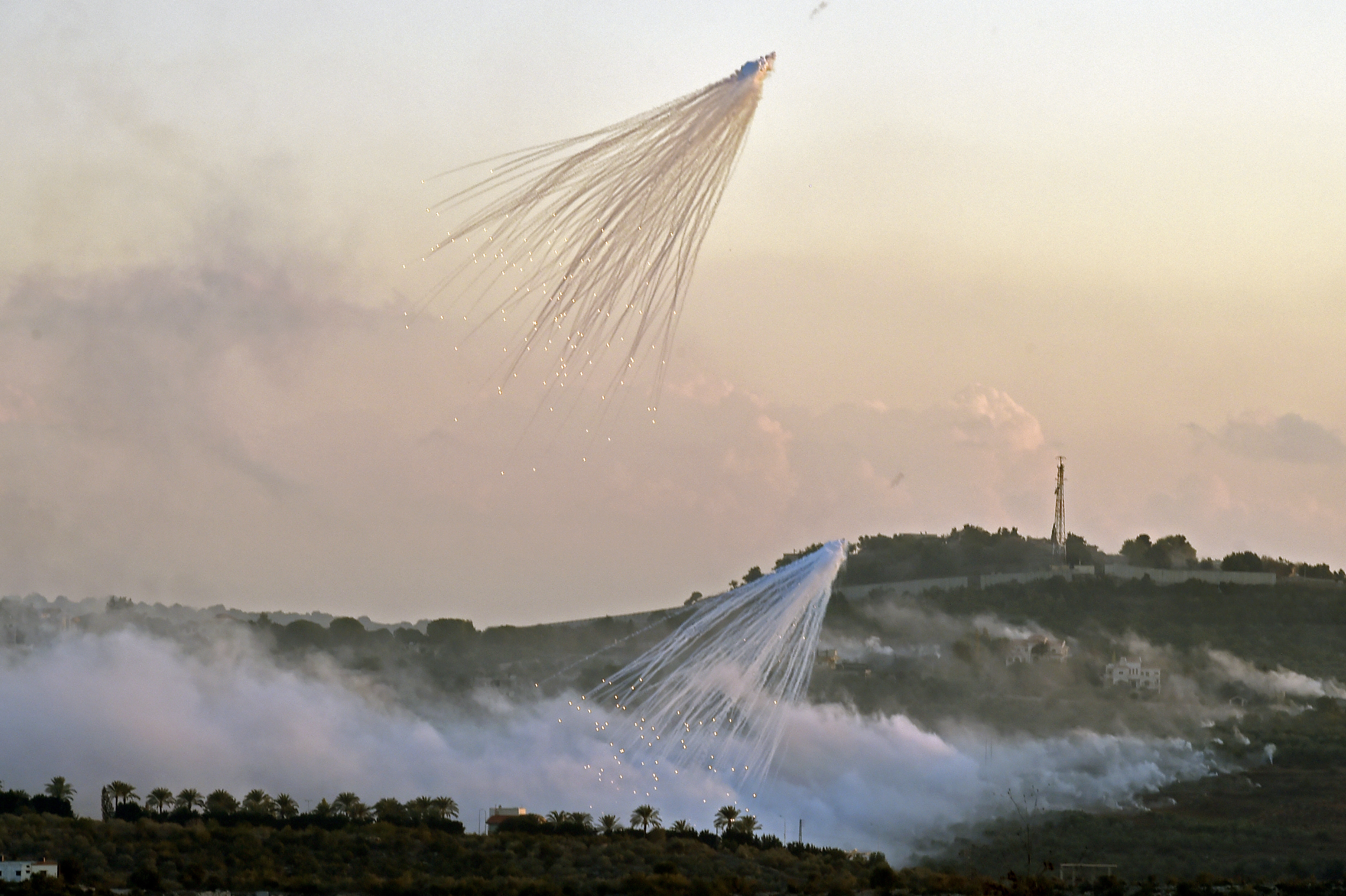 Granaten israelischer Artillerie explodieren über dem Dorf Dhayra nahe der libanesisch-israelischen Grenze