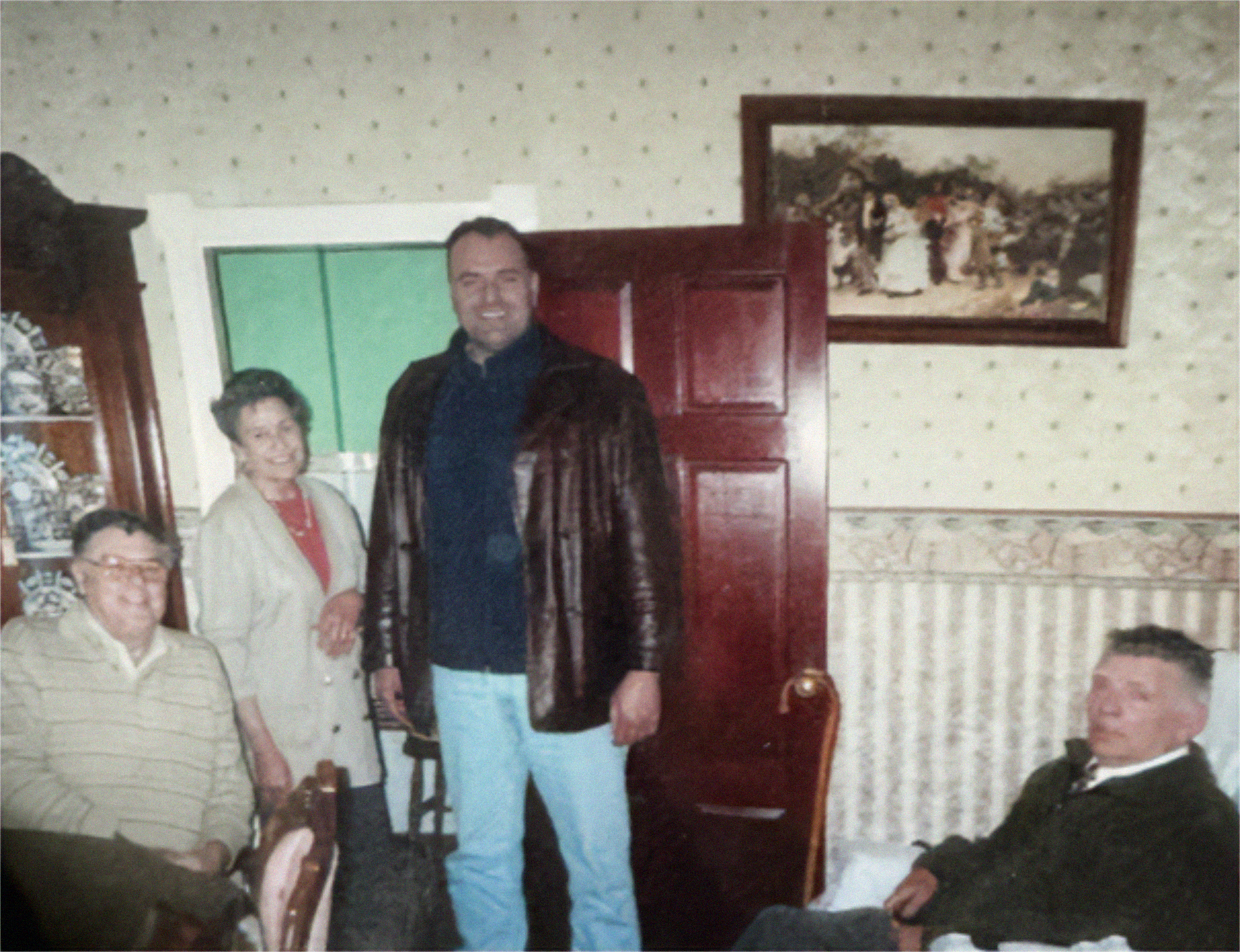 John mit seinem Vater, seiner Mutter und seinem Onkel