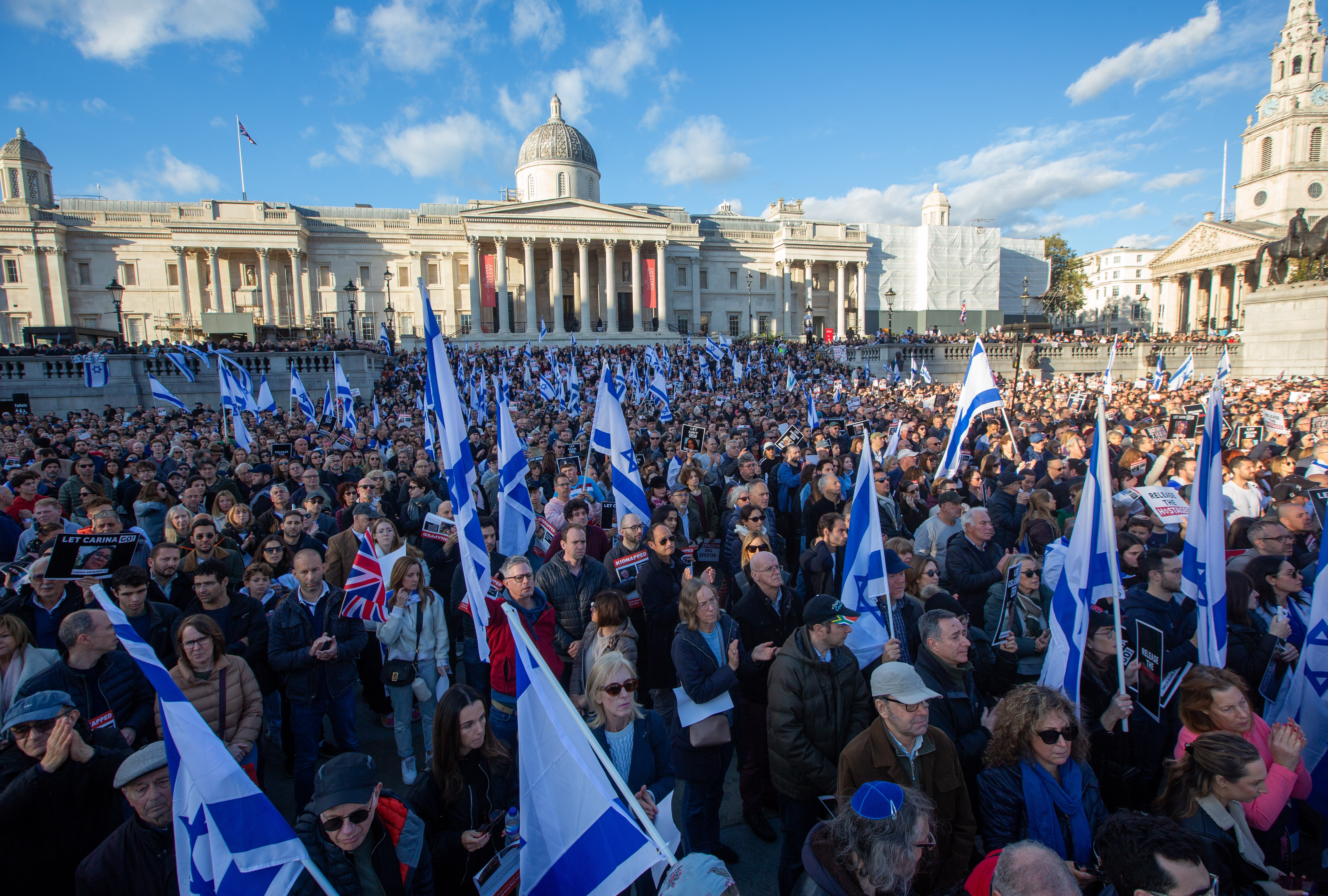 Pro-israelische Anhänger sangen bei einer Mahnwache für Geiseln im Zentrum von London „Lasst sie gehen“.