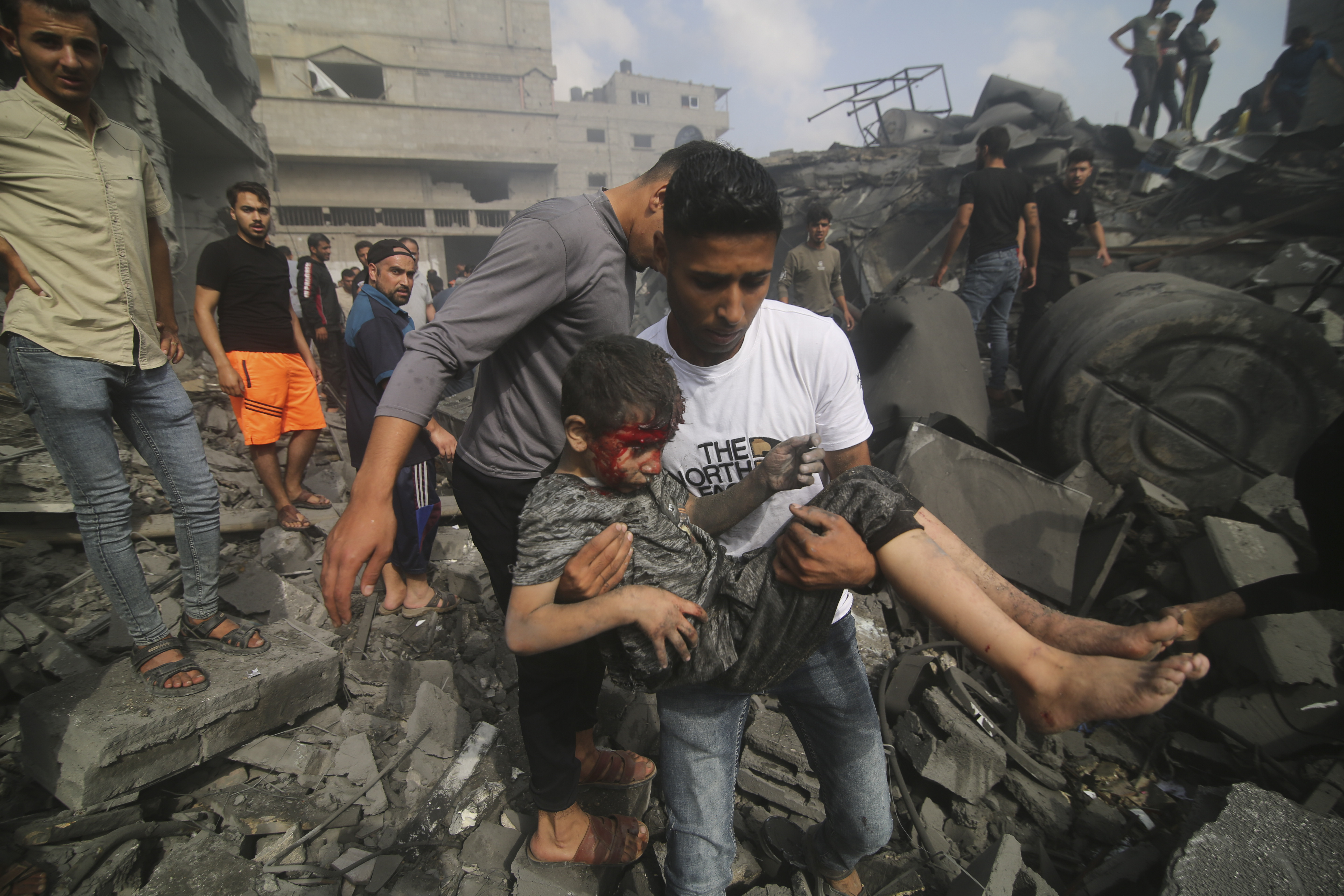 Ein Palästinenser trägt heute ein Kind aus einem bombardierten Gebäude in Rafah, wobei Berichten zufolge mindestens 110 Palästinenser getötet wurden