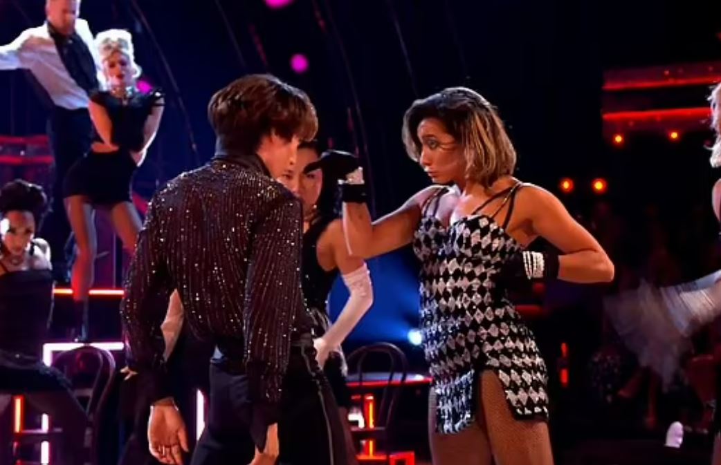 Karen sah in dem glitzernden Minikleid bei Strictly Come Dancing dieses Wochenende unglaublich aus