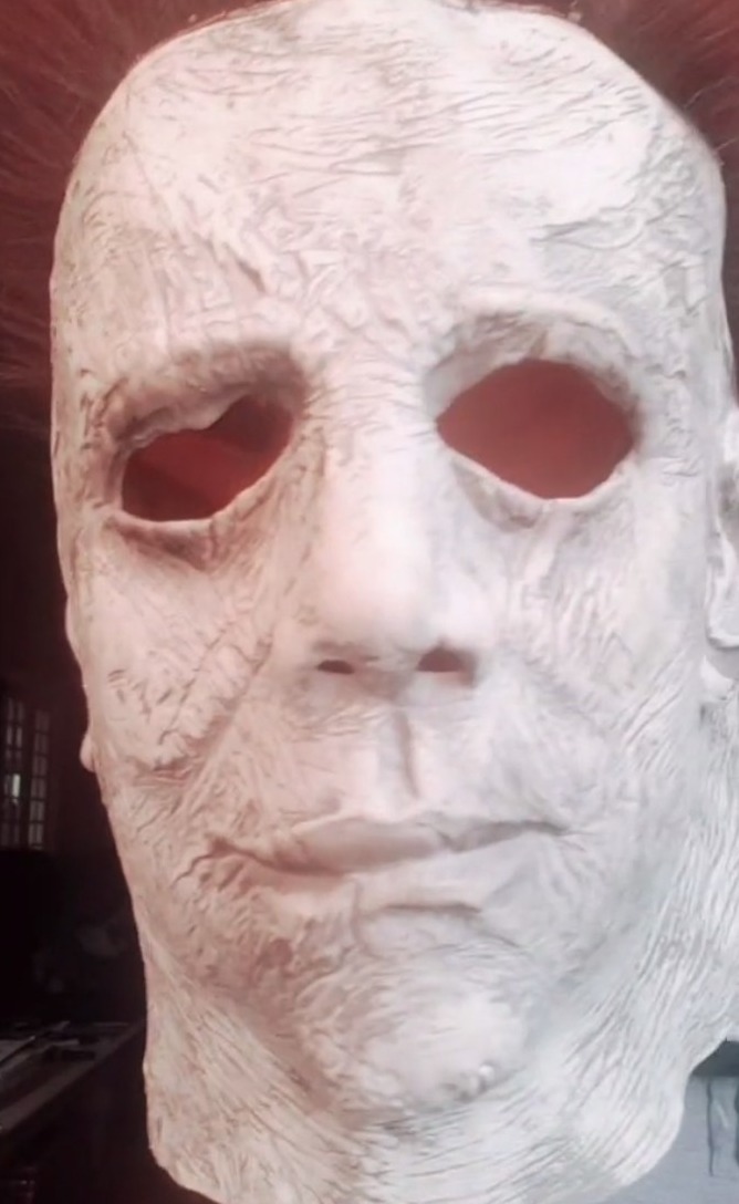 Sie zeigte die Michael-Myers-Maske, die sie erwartet hatte