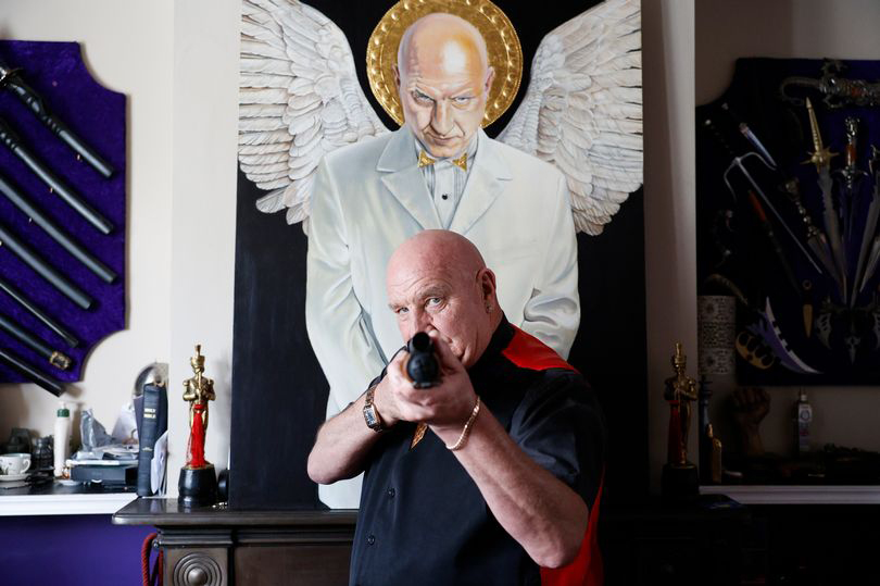 In Daves Wohnzimmer hing ein Gemälde des verstorbenen reformierten Verbrechers mit Heiligenschein und Engelsflügeln