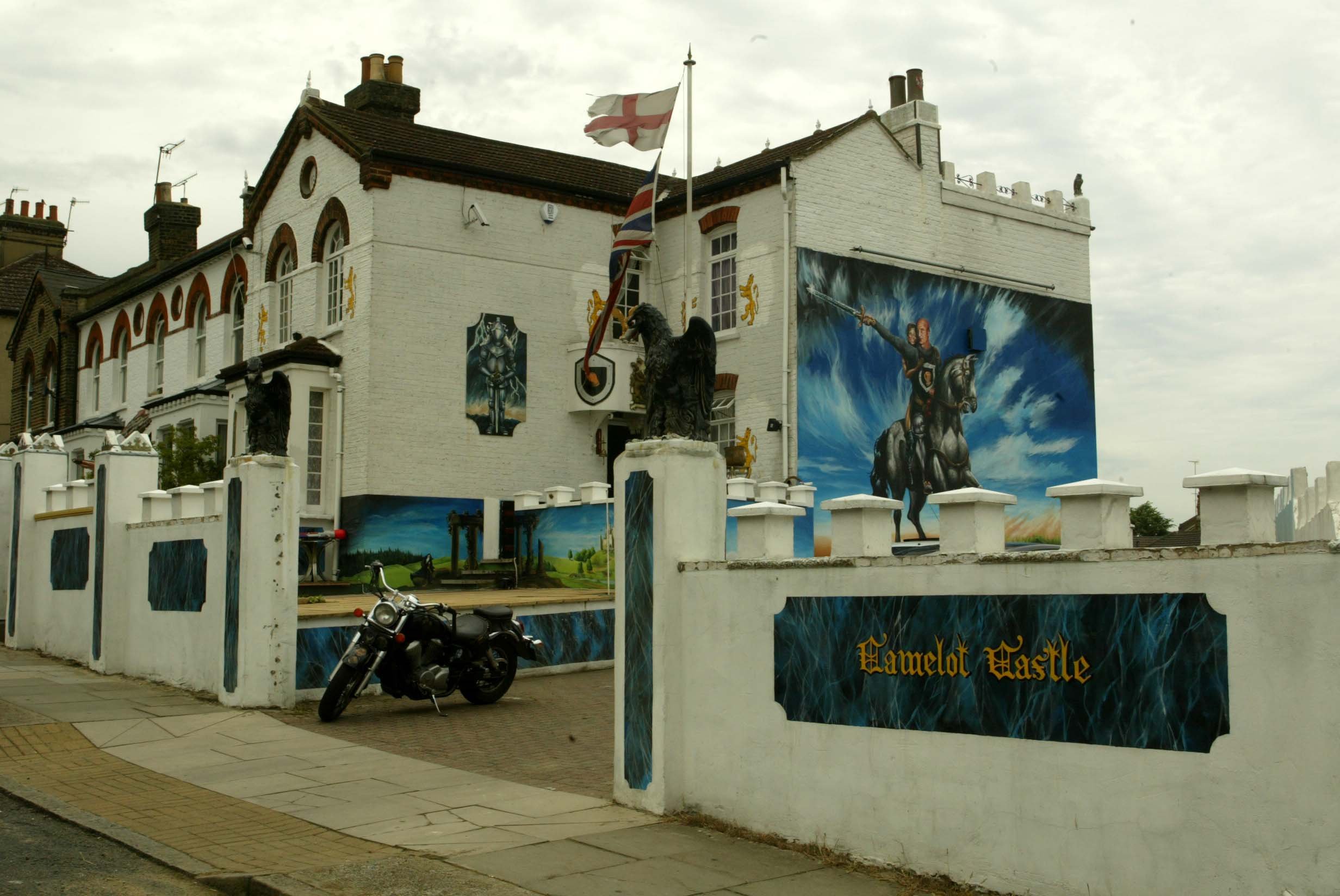 Das Haus ist mit goldenen Löwen, Union Jacks und einem Wandgemälde von Dave als Ritter auf einem Pferd geschmückt