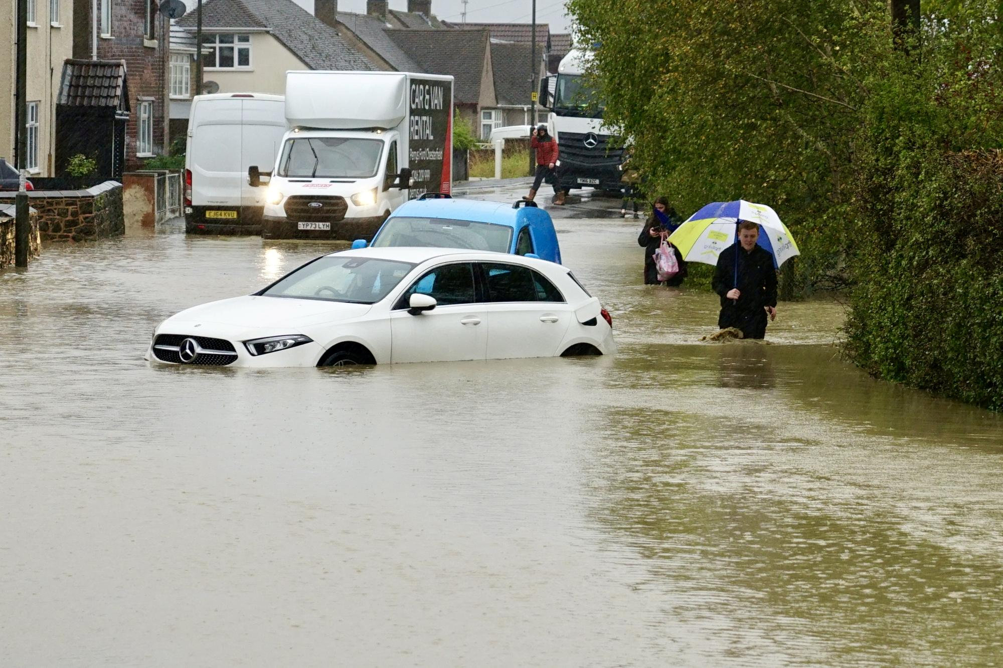 Nach ausgedehnten Überschwemmungen in der Gegend wurden in Chesterfield Autos zurückgelassen