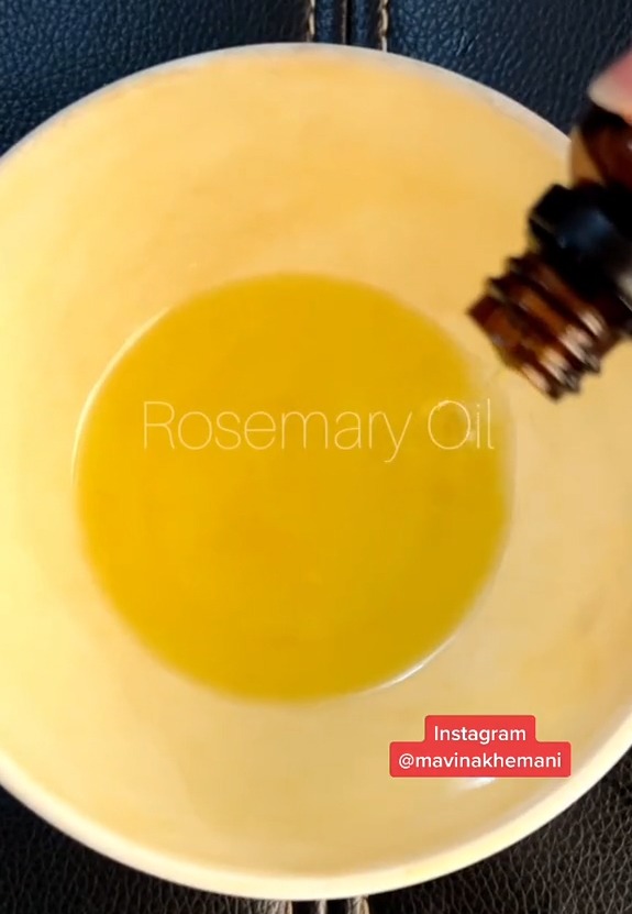 Mavina massierte bis zu dreimal pro Woche Olivenöl, Rizinusöl und Rosmarinöl in ihr Haar