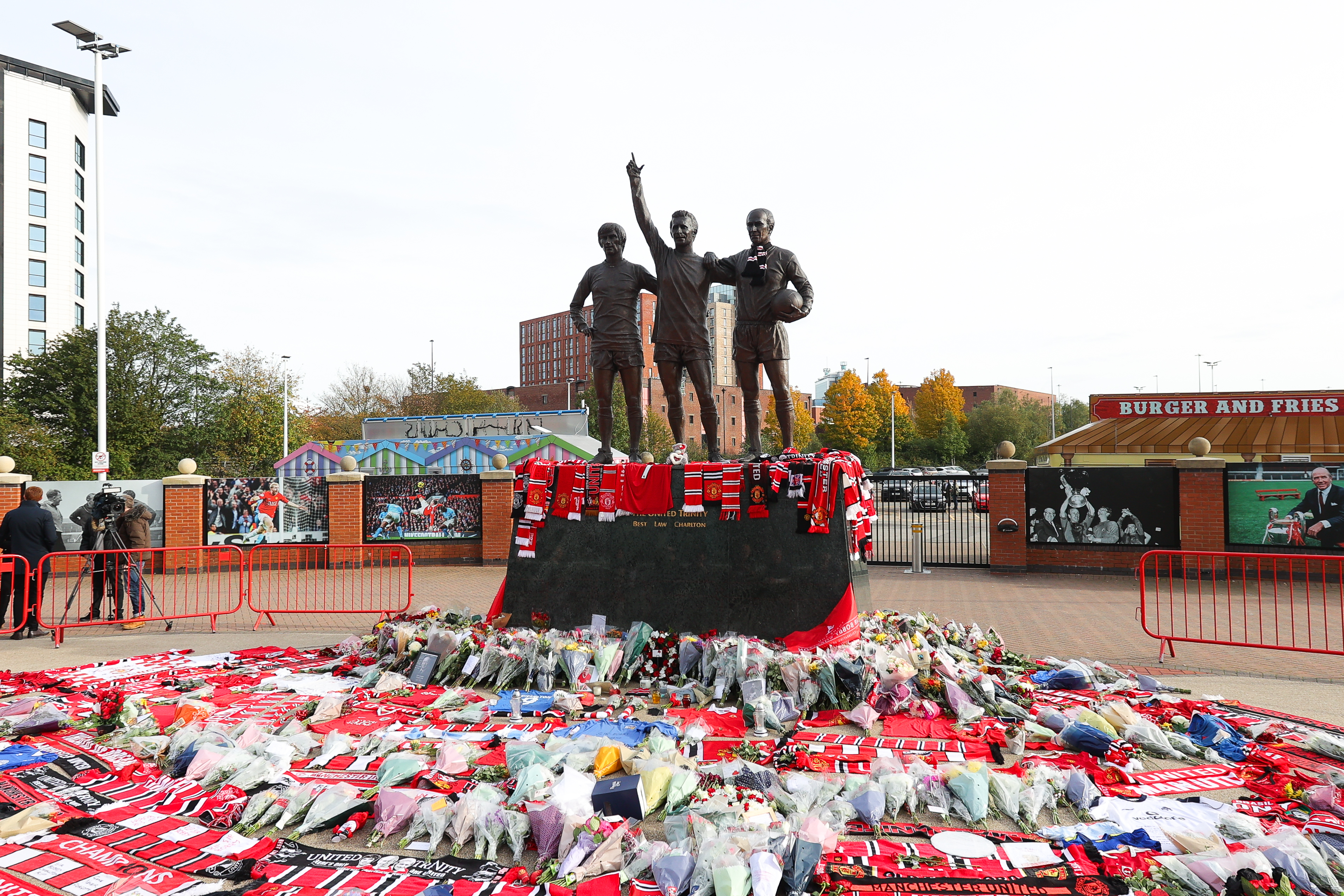 Die Fans von Man Utd haben Sir Bobby an seiner Statue im Old Trafford Tribut gezollt