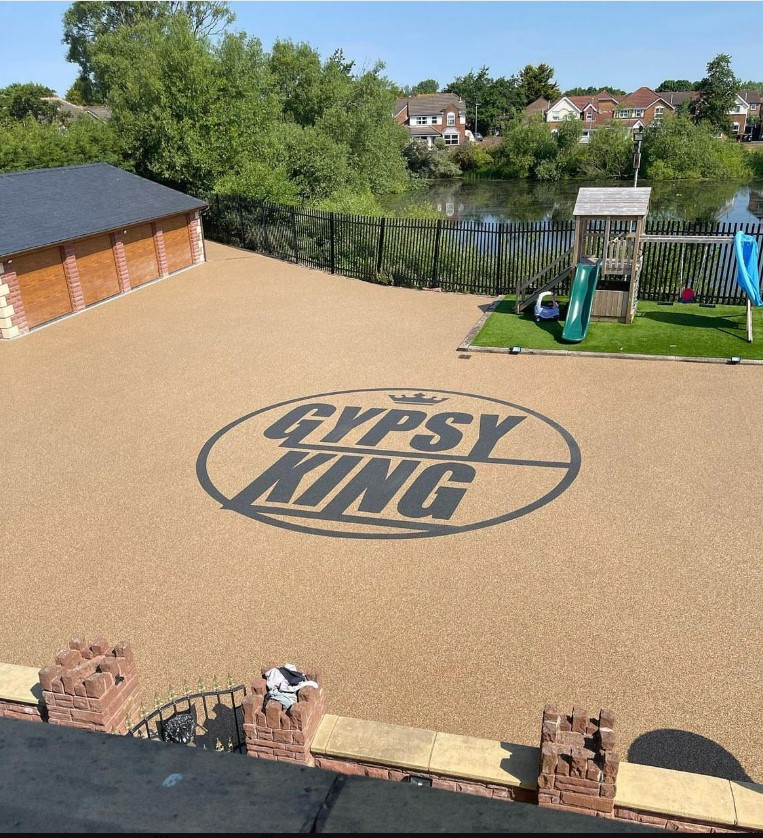 Das Logo von Gypsy King ist draußen auf dem Boden verputzt