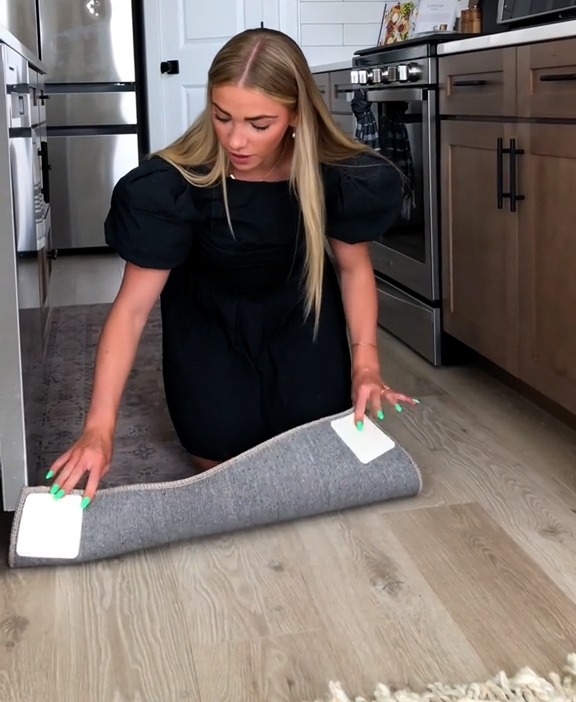 Sie empfahl ein Produkt, das das Ausrutschen auf Teppichen verhindert