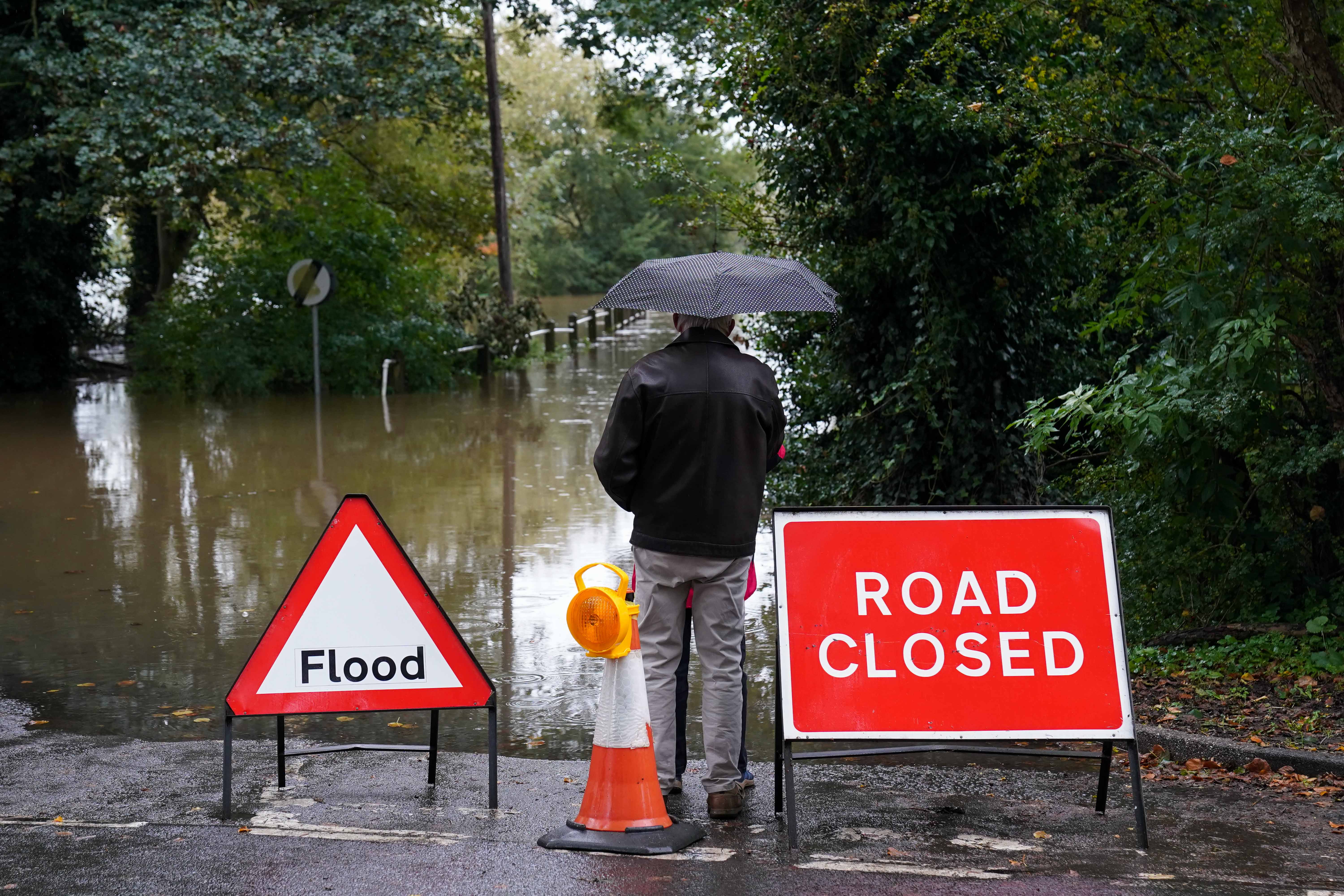 Die überflutete Carlton Ferry Lane im Dorf Collingham, Nottinghamshire