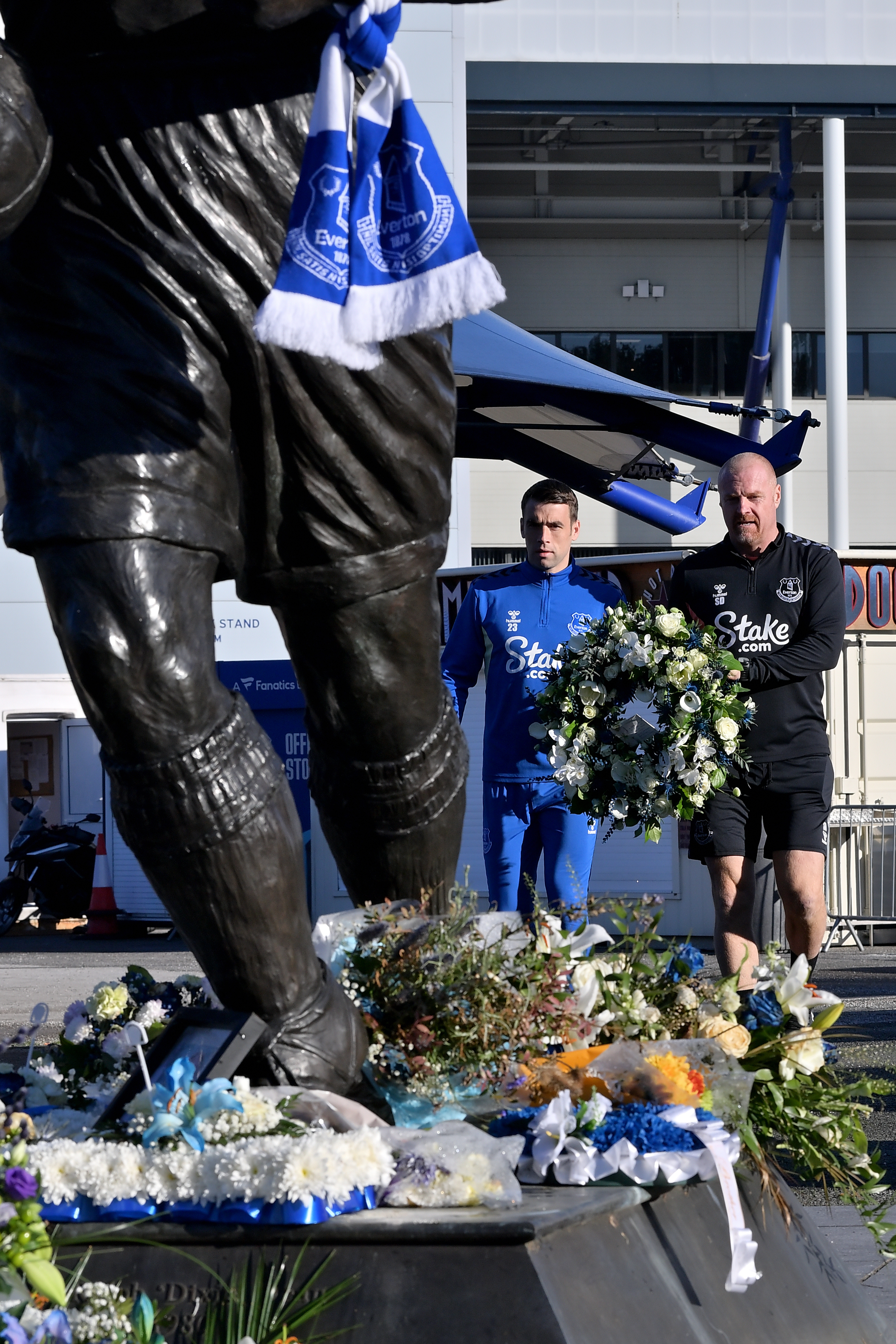 Everton-Kapitän Seamus Coleman und Manager Sean Dyche legen Kränze zum Gedenken an den langjährigen Vorsitzenden Bill Kenwright nieder