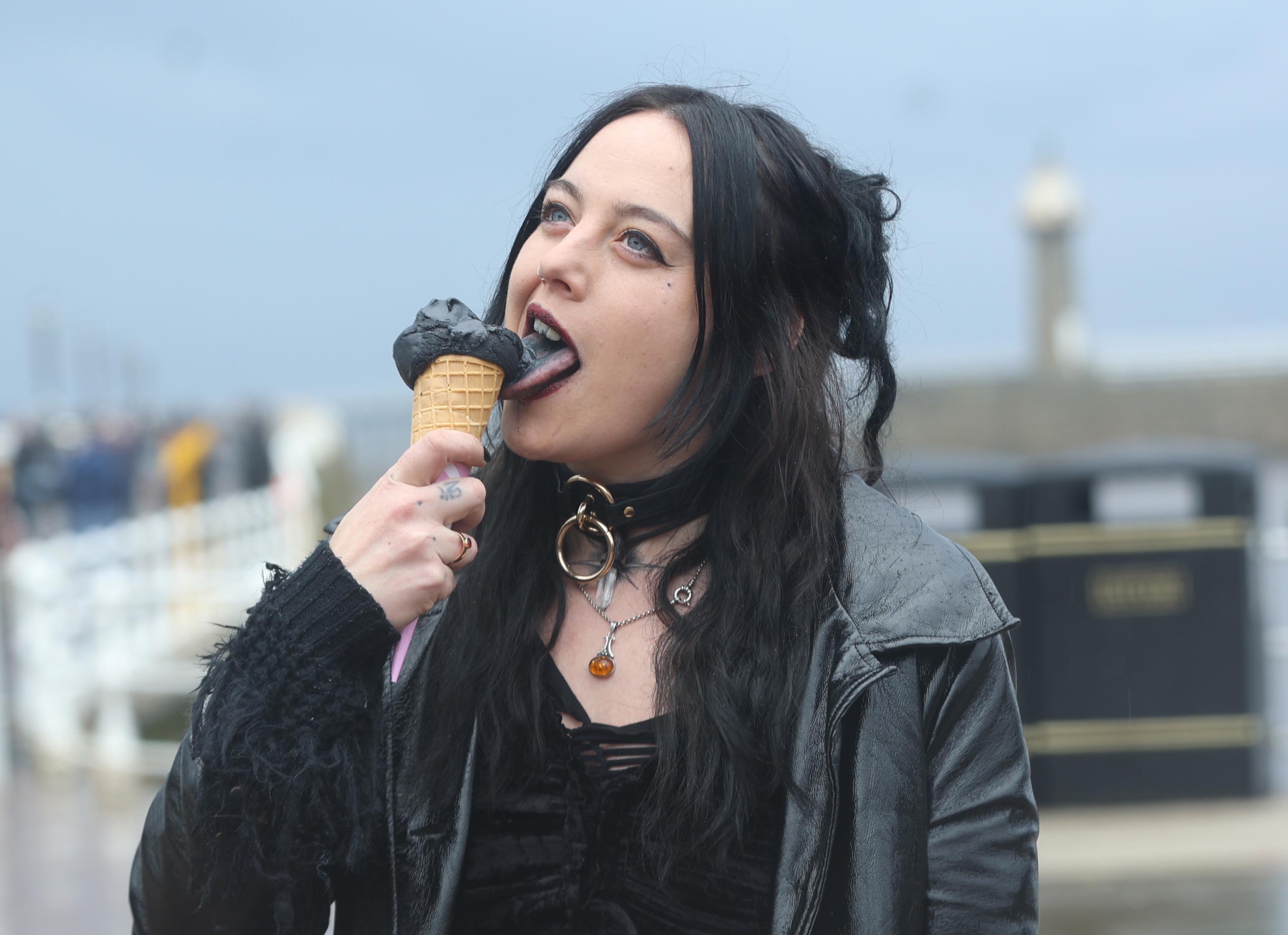 Romany Yates isst ein schwarzes Eis