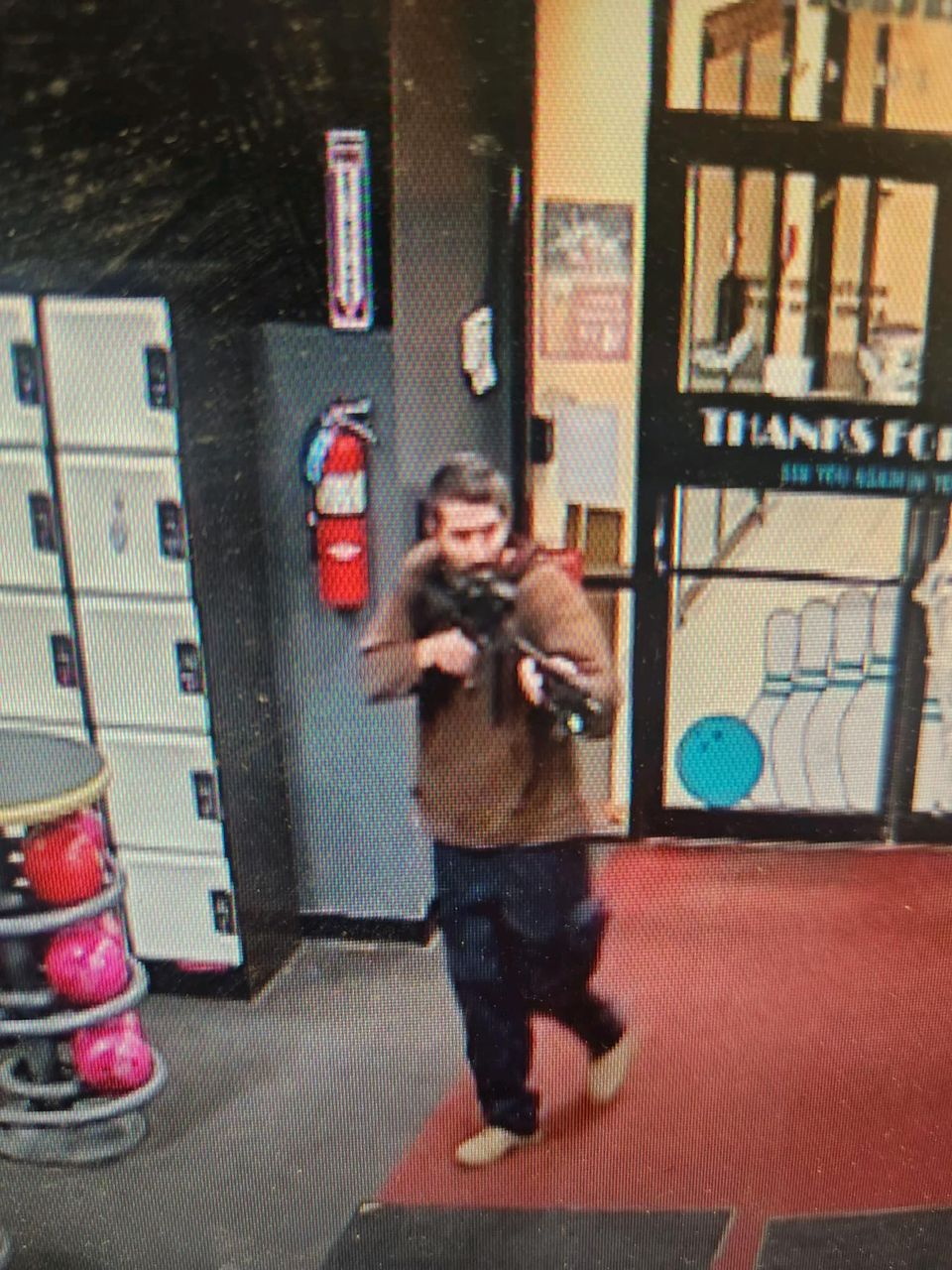 Überwachungsaufnahmen zeigten, wie Robert Card eine Schusswaffe im AR-15-Stil schwang, als er eine Bowlingbahn stürmte