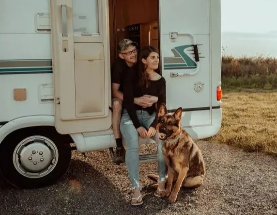 Das Paar lebt jetzt mietfrei in einem Nebengebäude mit seinem Deutschen Schäferhund und zahlt keine Stromrechnungen
